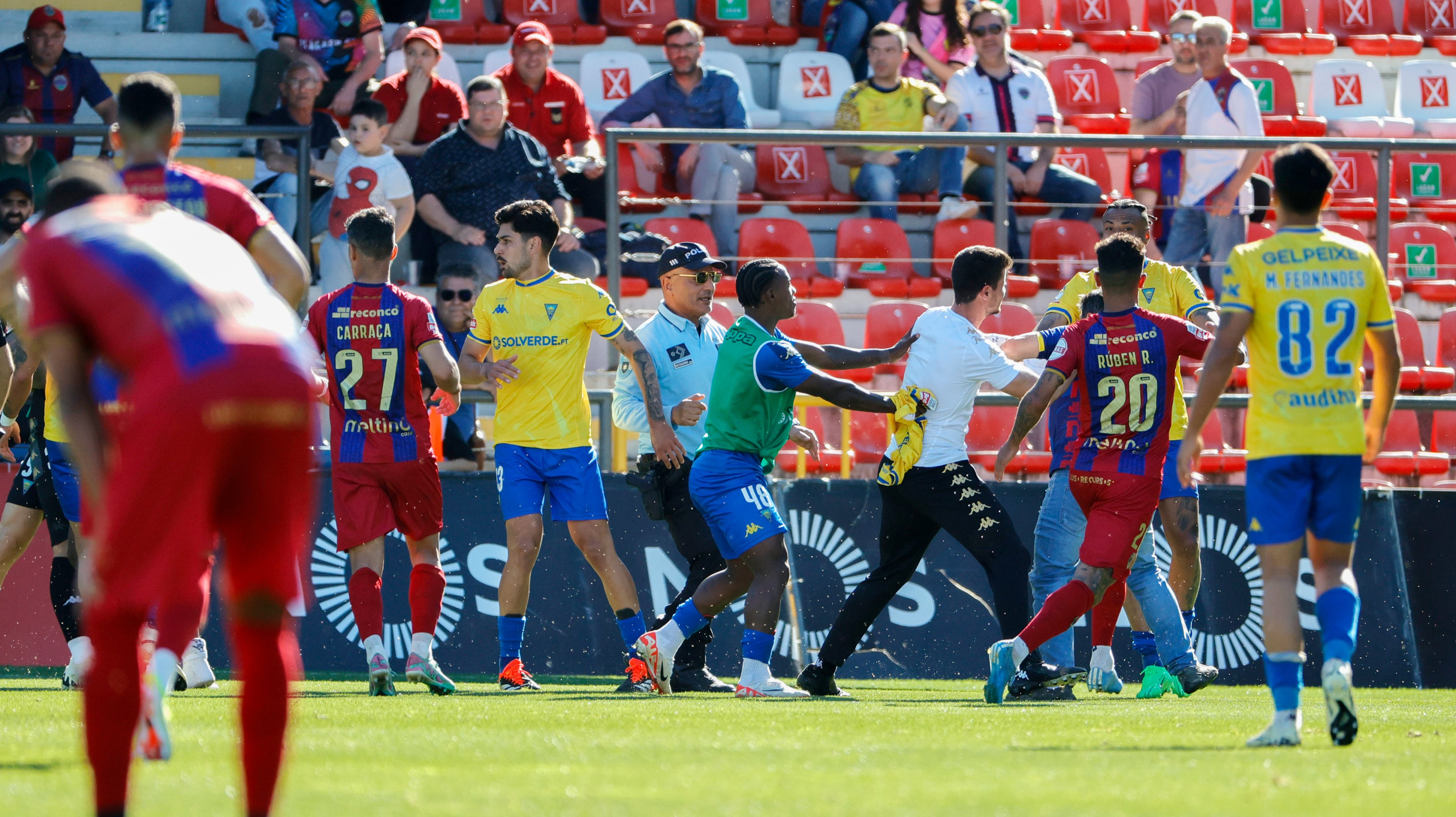 O jogo estava 1-2, mas acabaria por resultar num empate depois da expulsão de dois jogadores do Estoril