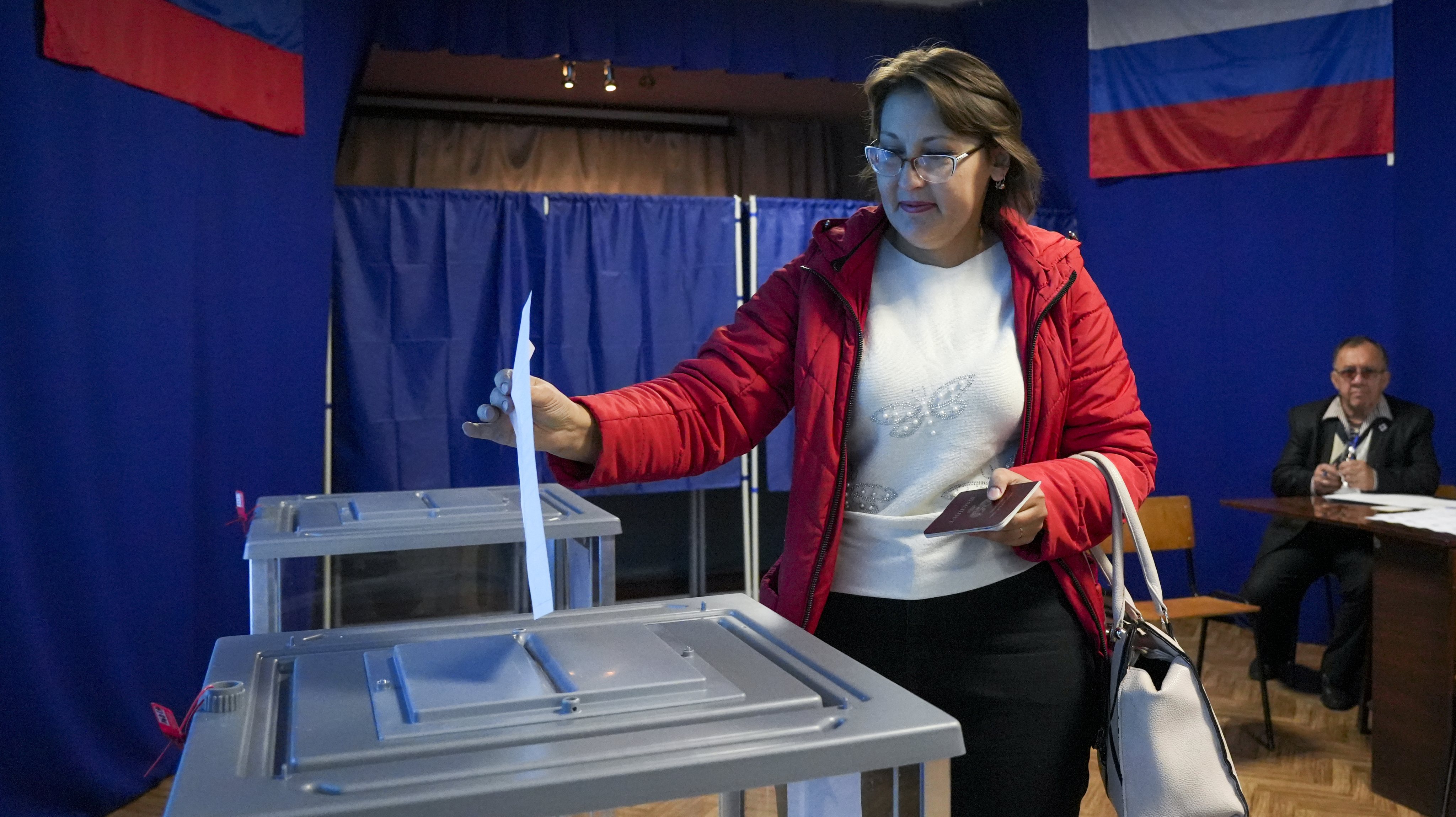 Voting in controversial Ukraine referendums