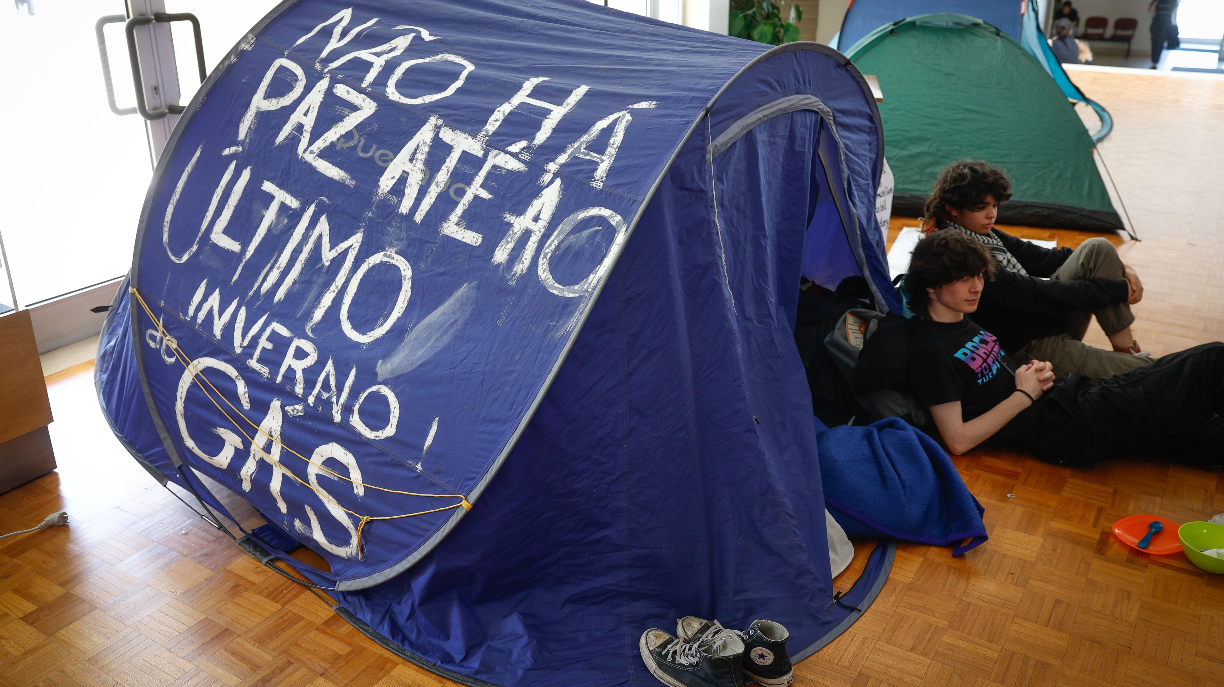 O protesto de estudantes teve início na terça-feira e, no dia seguinte, quase duplicou de tamanho, havendo 15 tendas no local