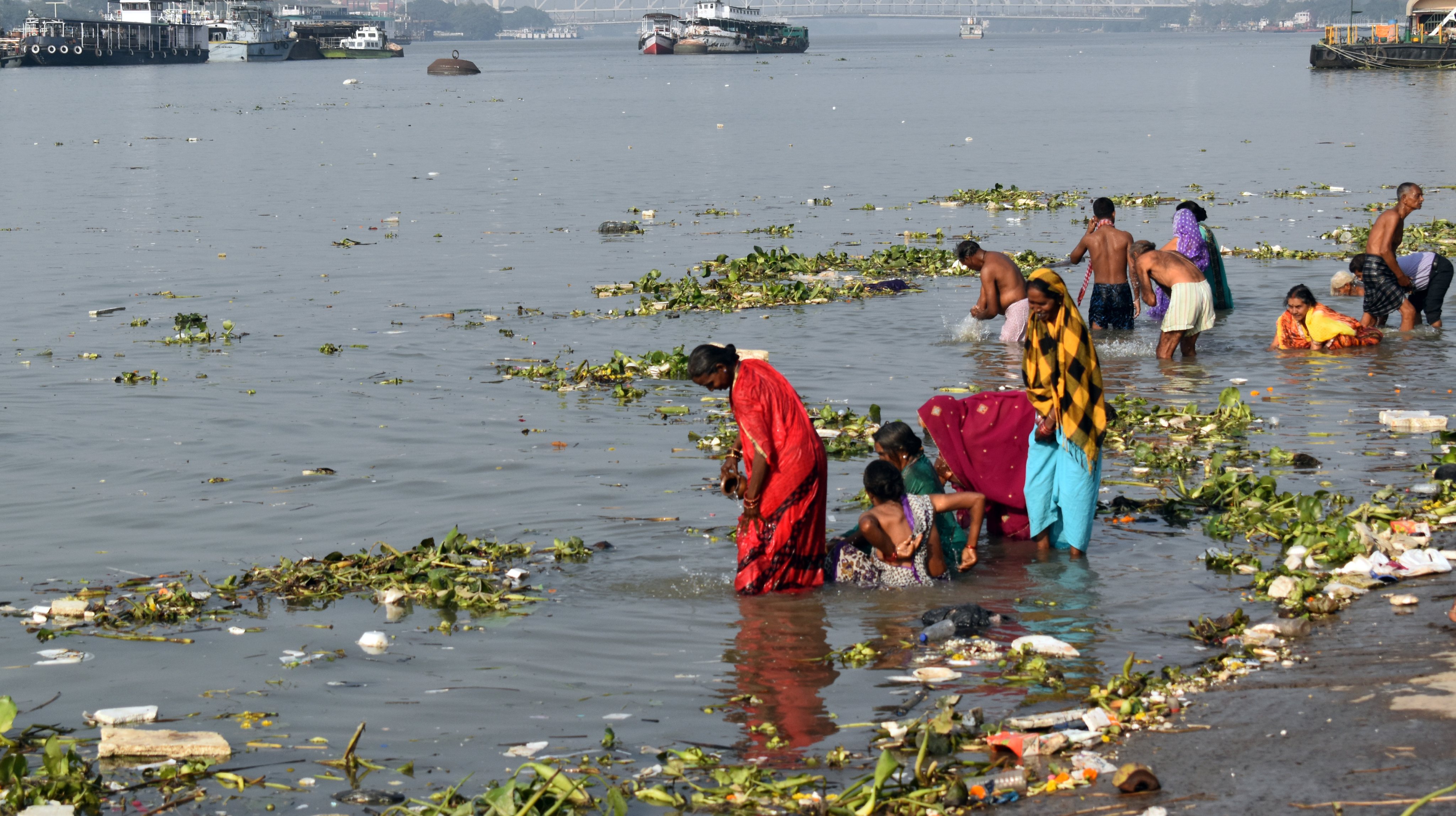 People are bathing in the polluted water of Ganaga at
