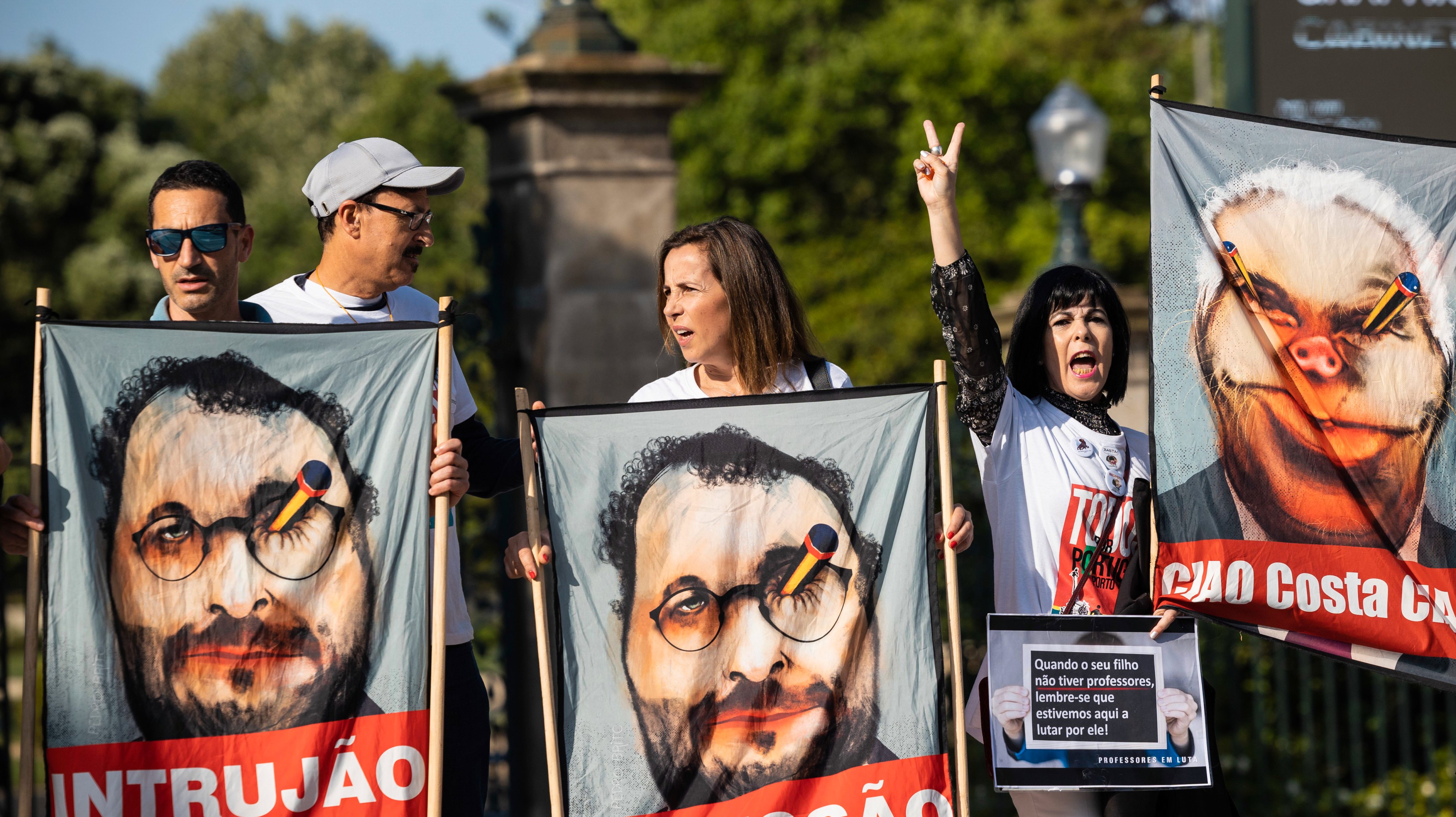 Cerca de duas dezenas de professores concentraram-se este sábado de manhã em protesto à porta do Palácio de Cristal, onde decorre Fórum Social do Porto 2023