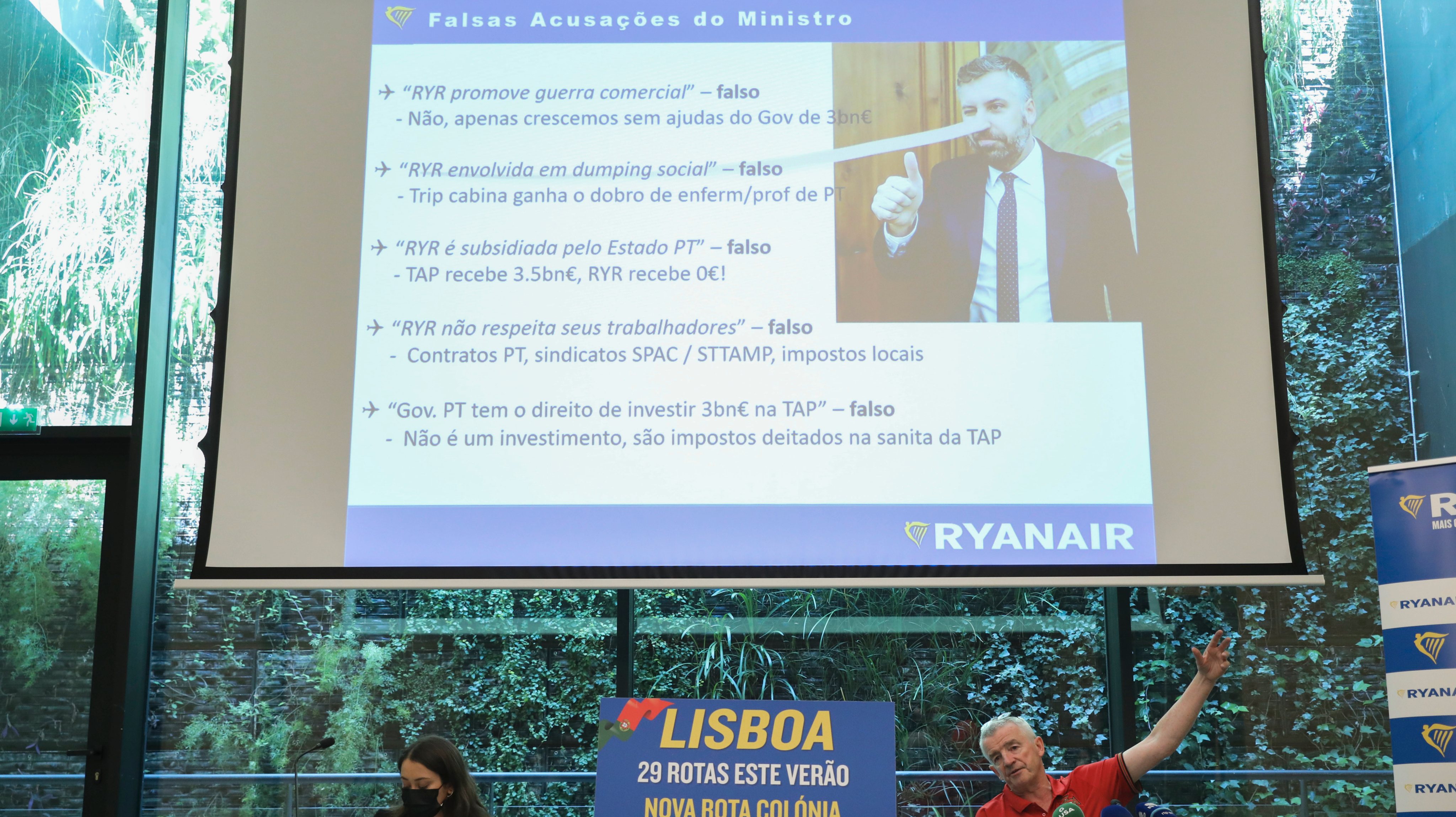 Ryanair CEO Michael O&#039;Leary (R) attends a press conference of Ryanair Group this morning in Lisbon, Portugal,