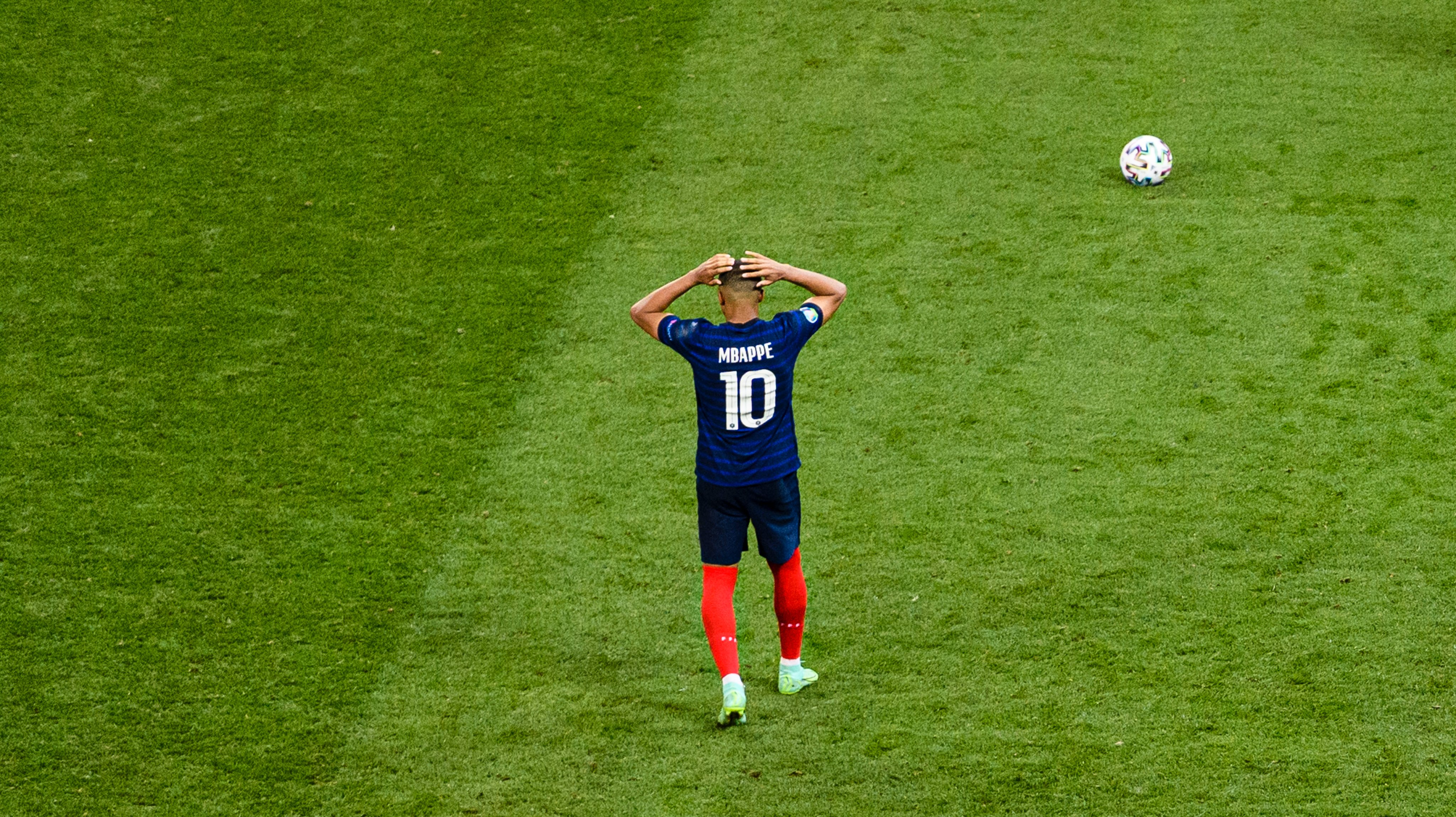 Mbappé falhou o penálti decisivo no décimo e último castigo máximo, com a França a perder com a Suíça nas grandes penalidades