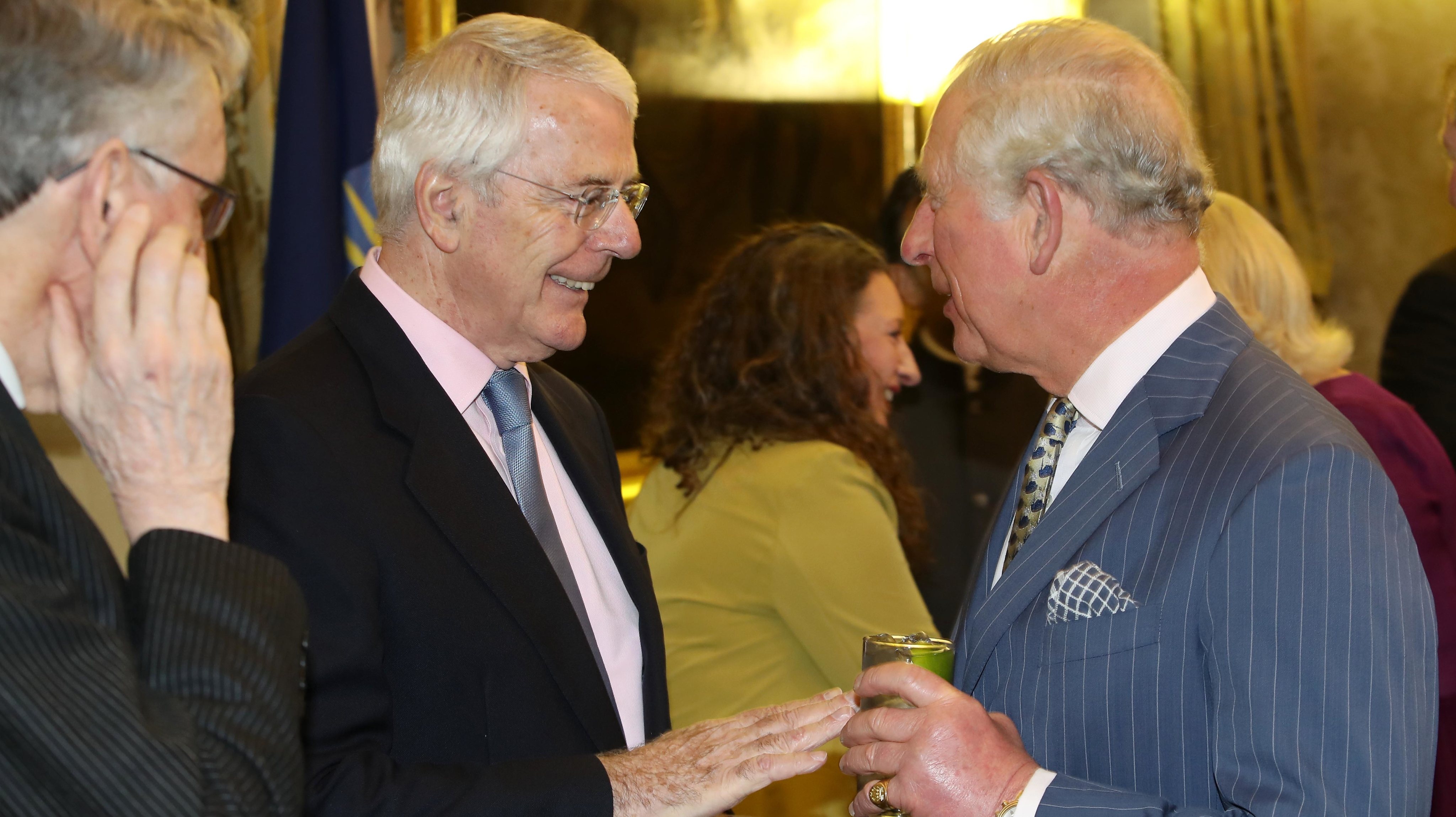 John Major (à esq.) e Carlos III (à dir.), numa foto de 2019.