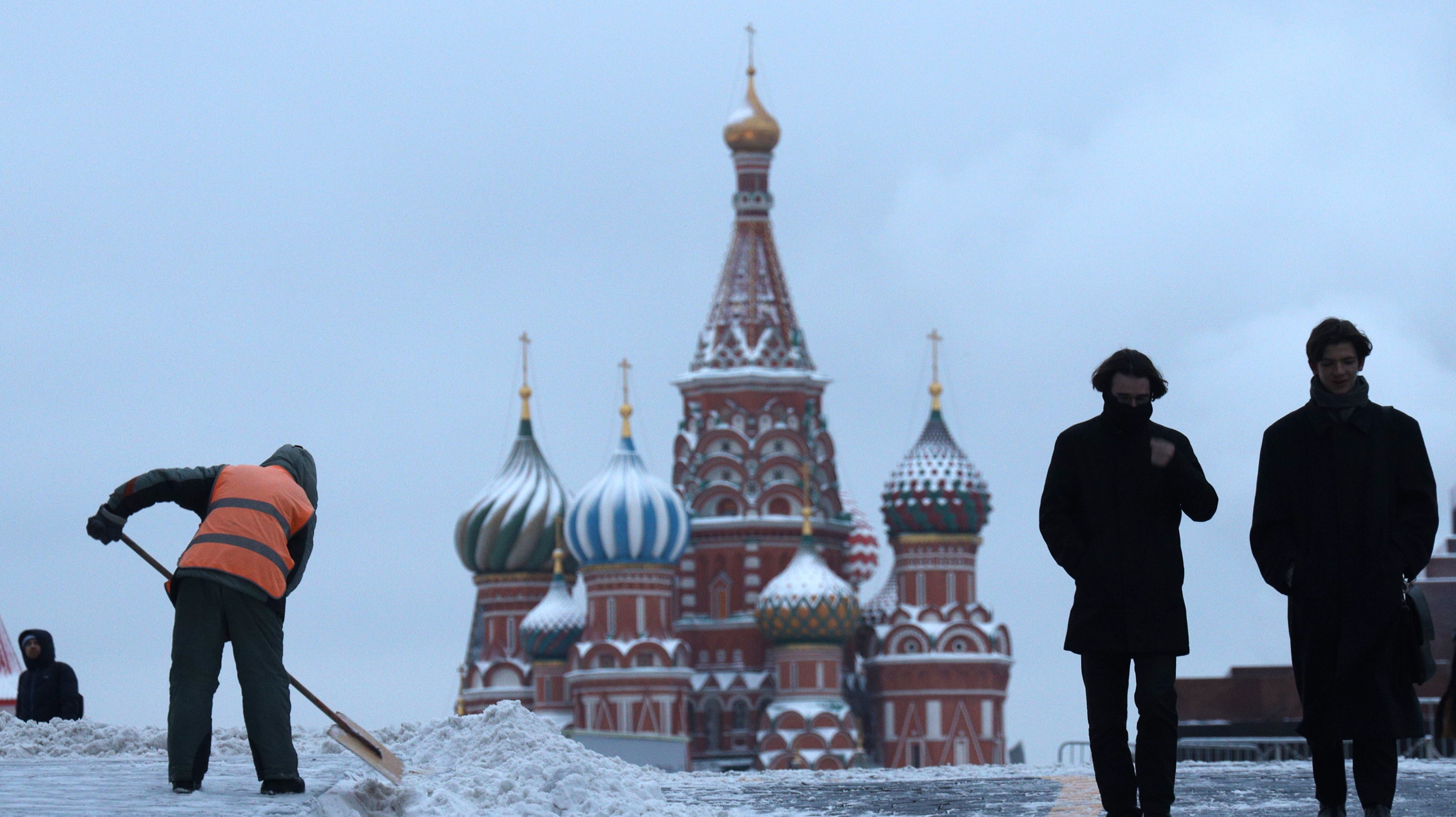 Limpeza das ruas de Moscovo na Rússia, no dia 1 de janeiro, depois da Passagem de Ano