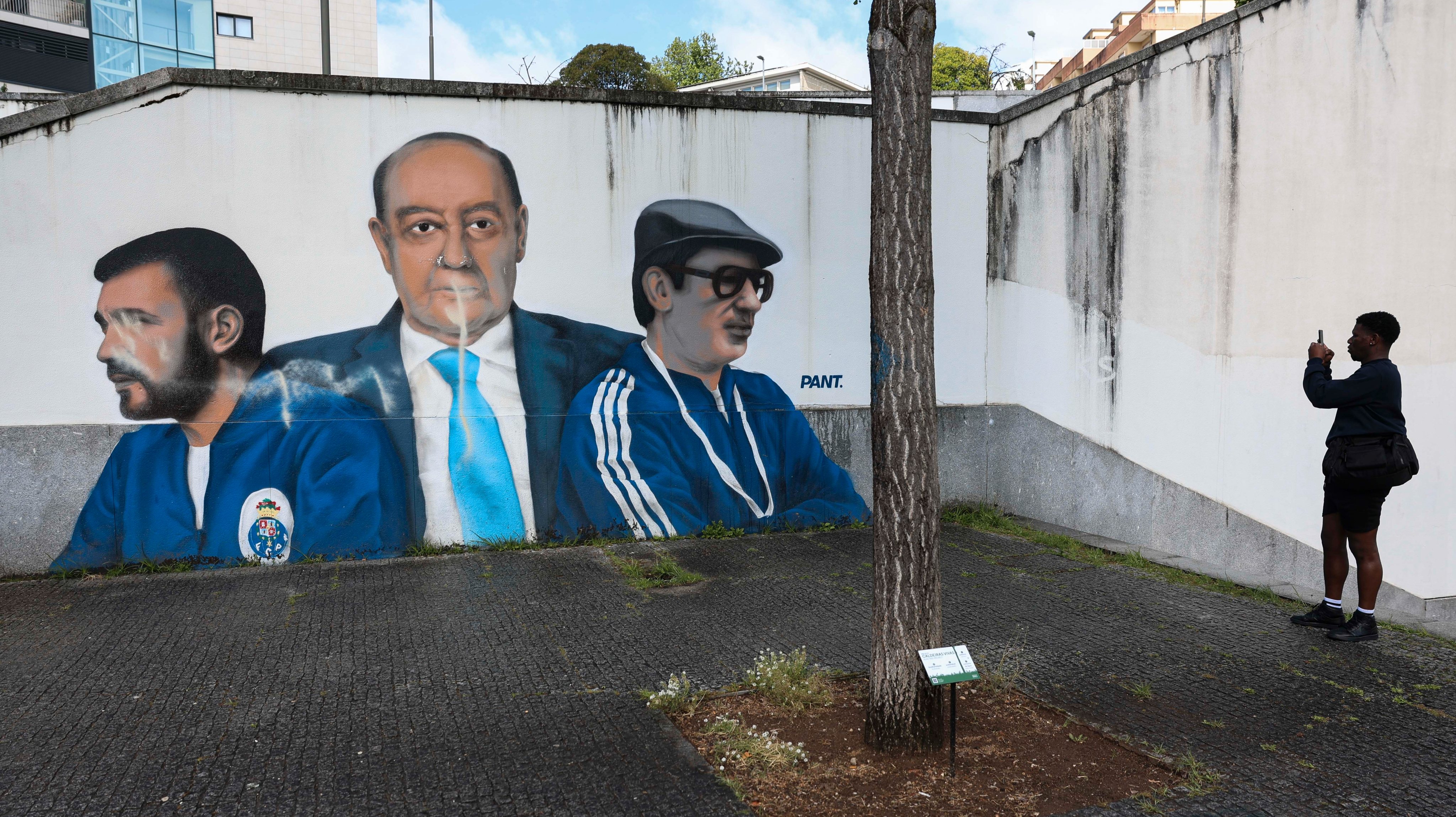 Adeptos portistas aproveitaram romaria até ao Estádio do Dragão para tirarem fotografias a um mural com Pinto da Costa