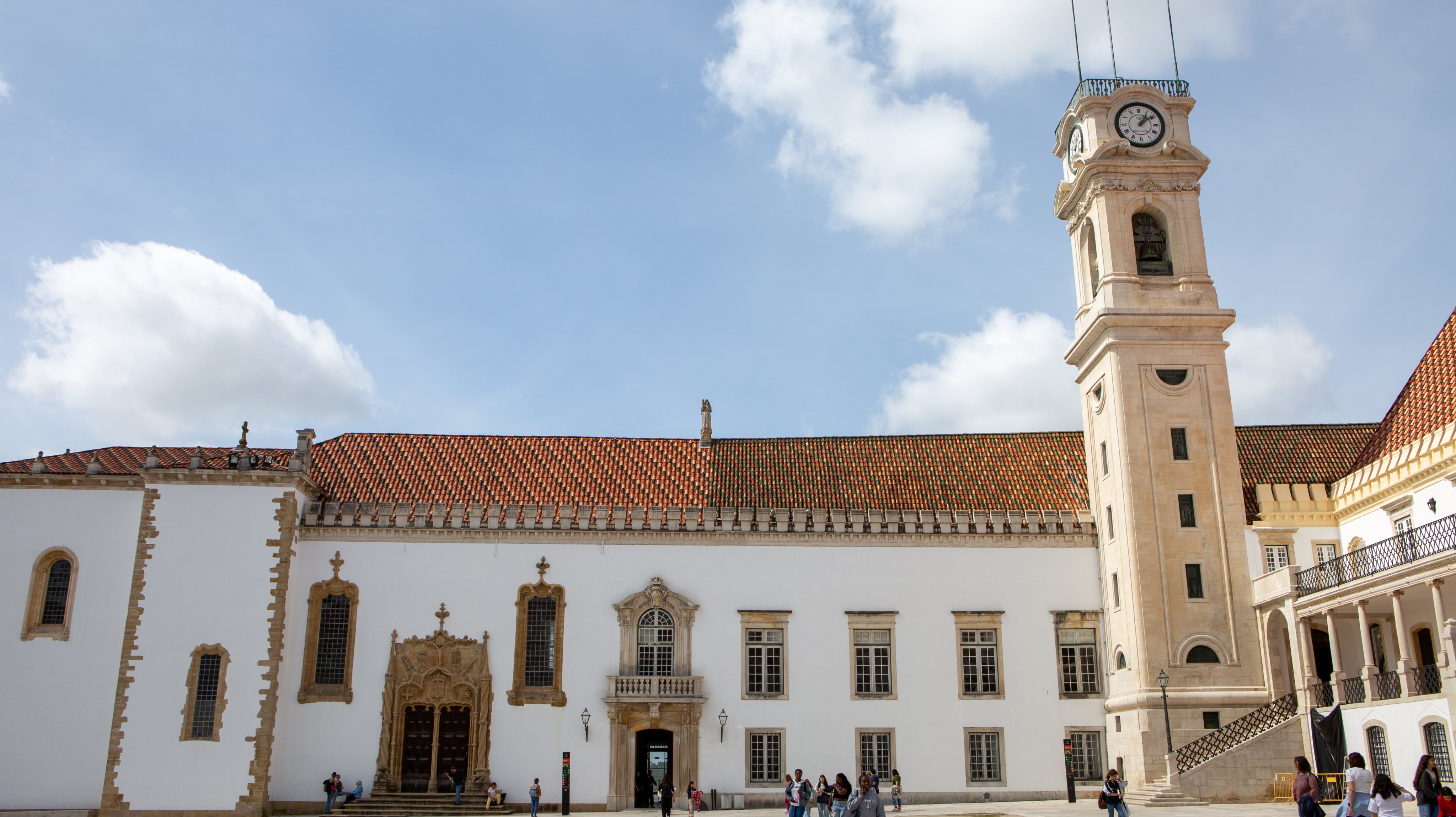 Autores de ocupação de edifício em Coimbra repudiam atos da Universidade