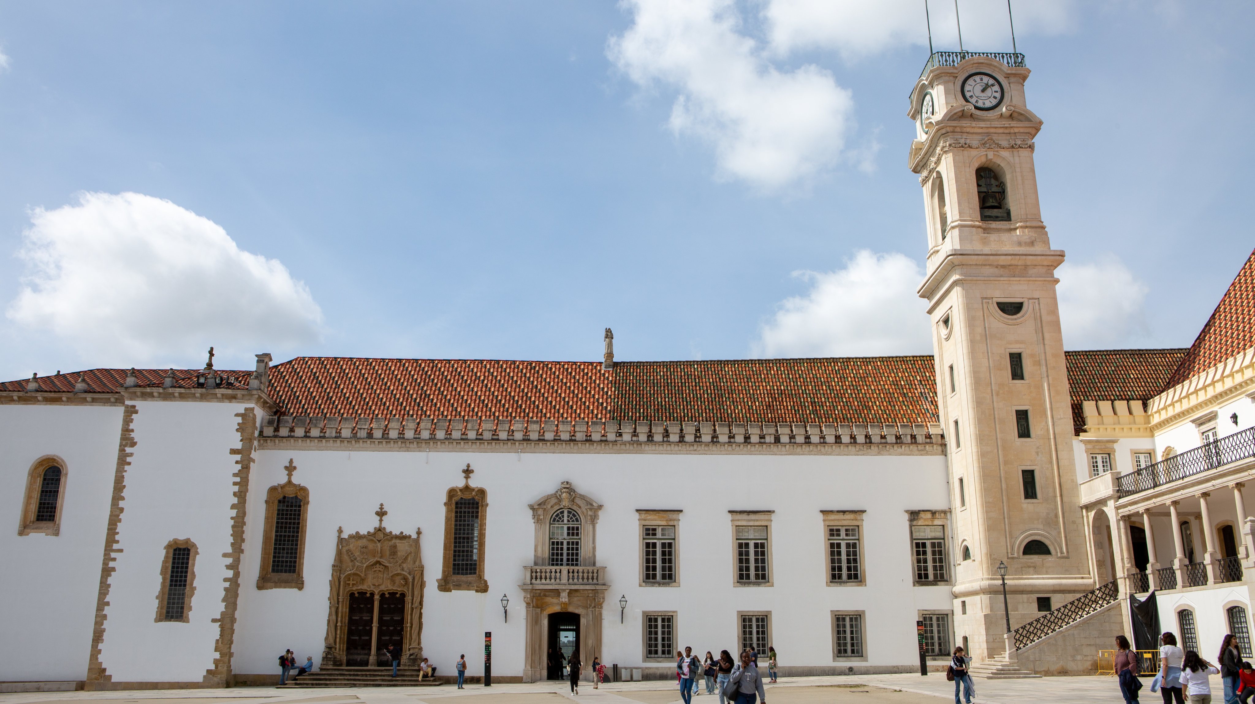 Autores de ocupação de edifício em Coimbra repudiam atos da Universidade