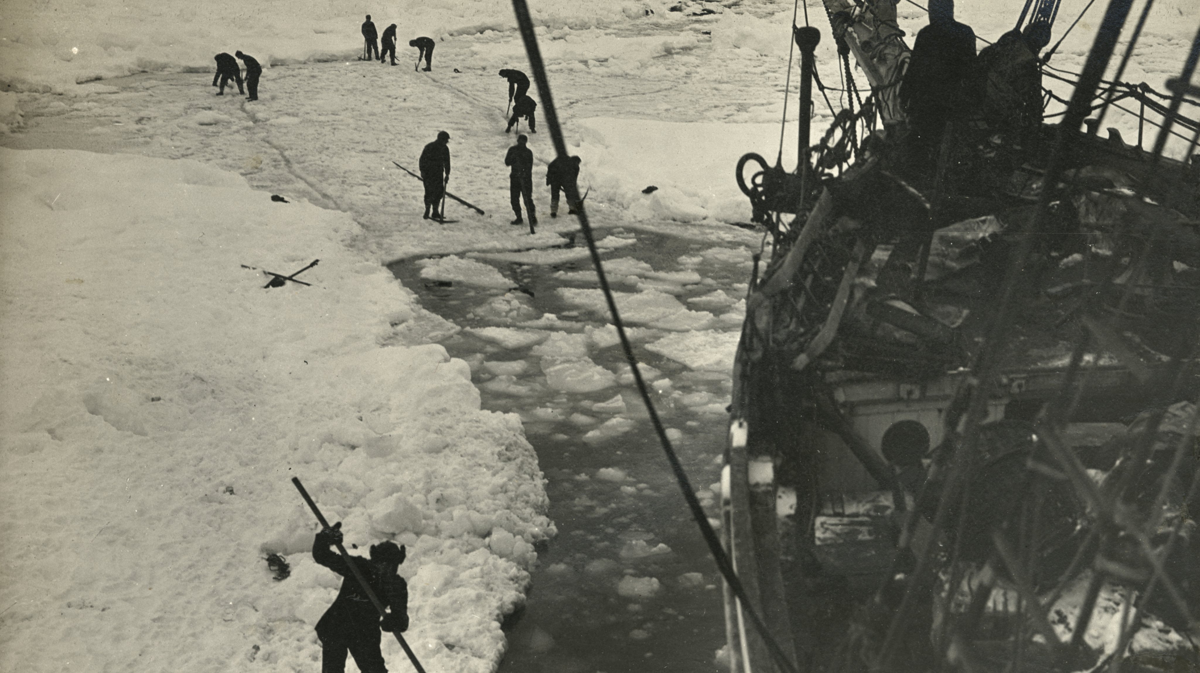 A tripulação do Endurance tenta libertar o navio do bloco de gelo em fevereiro de 1915