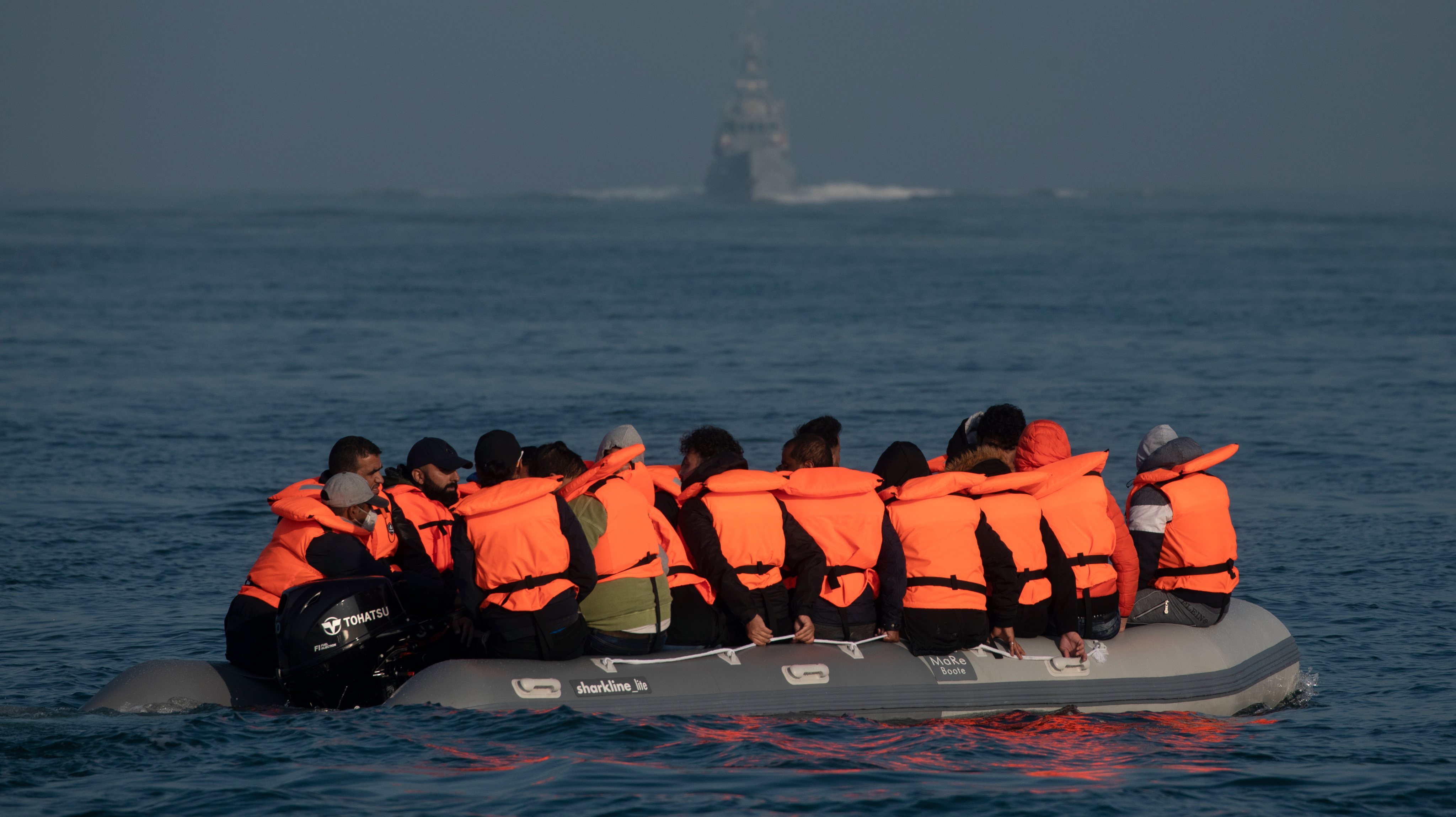 Migrantes atravessam ilegalmente o canal da mancha