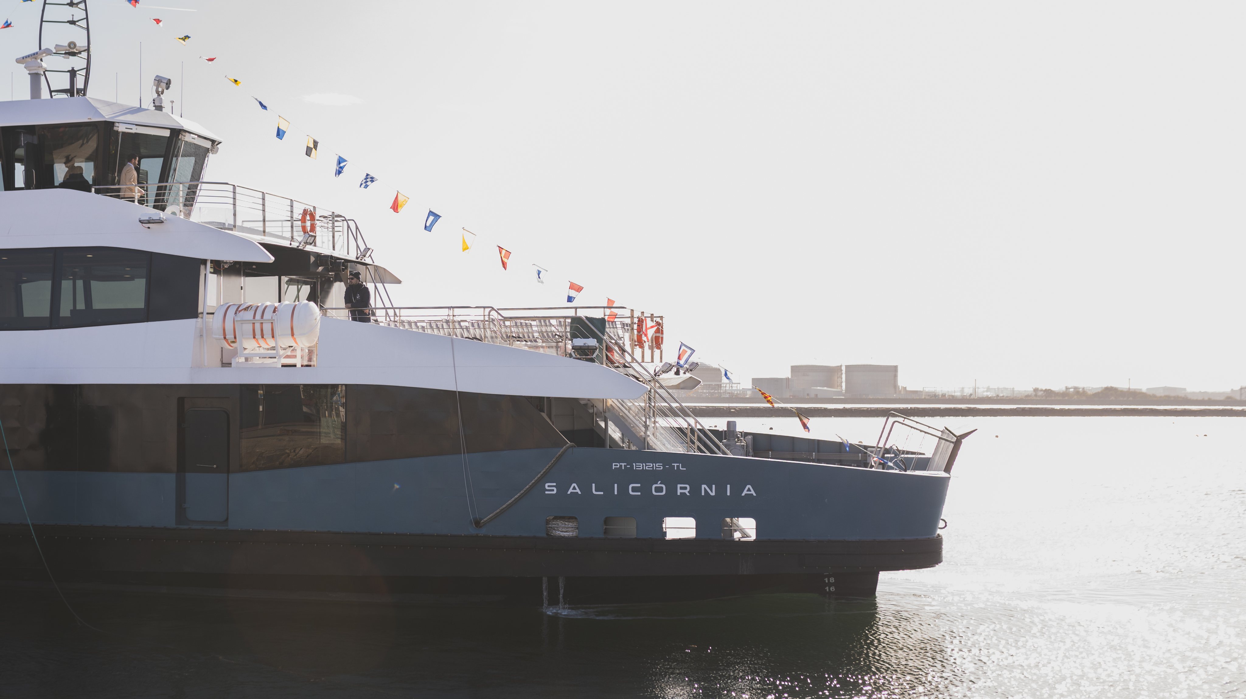 O Salicórnia, agora impedido de ligar São Jacinto ao o Forte da Barra por razões de segurança do cais, é o 1.º ferryboat eléctrico de Portugal