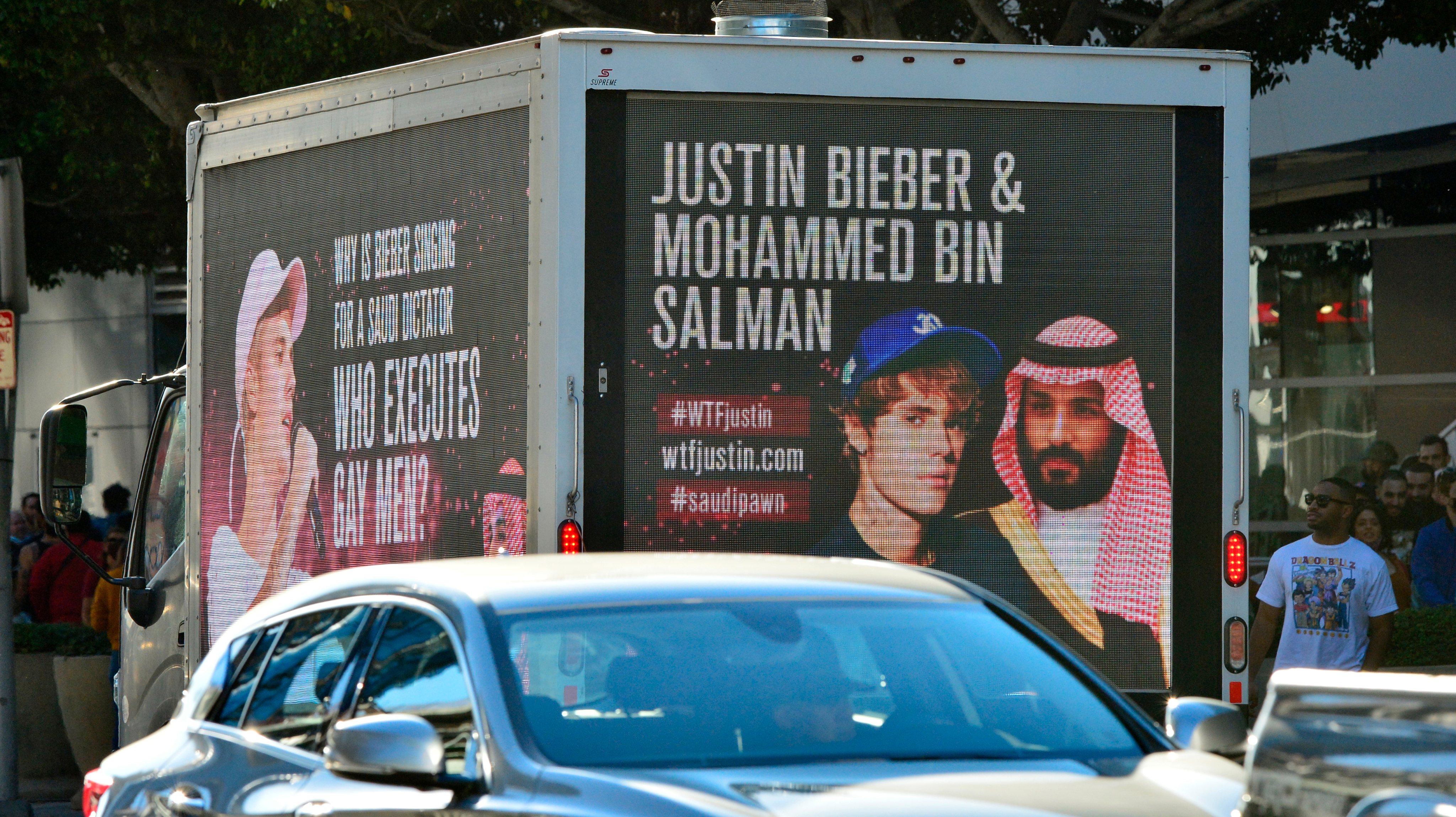 Cartaz do Justin Bieber e do Príncipe da Arábia Saudita