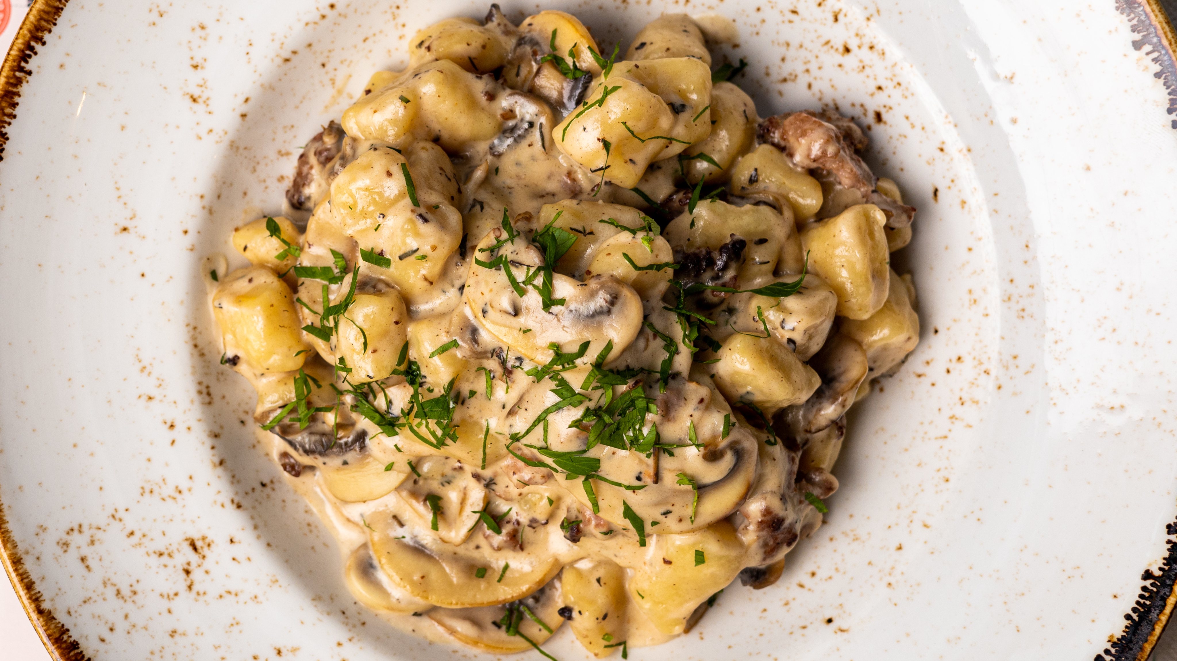 O gnocchi envolto num molho de parmesão com ervas frescas, salsicha caseira e cogumelos é uma das novas propostas do Pasta Non Basta.