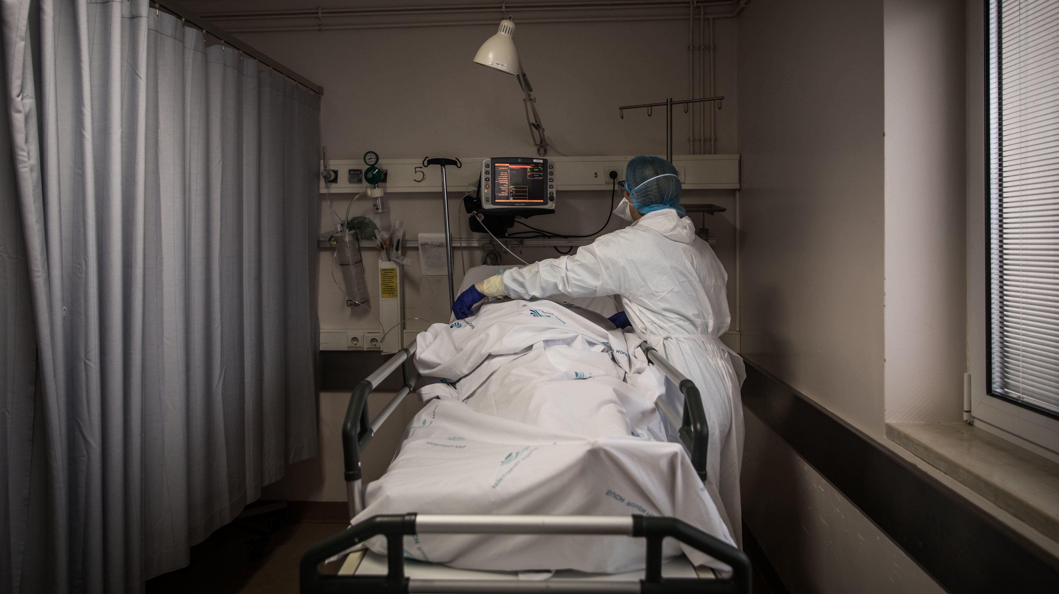 Desde o início do mês, Portugal passou a ter mais 370 pessoas em hospitais e mais 80 em unidades de cuidados intensivos