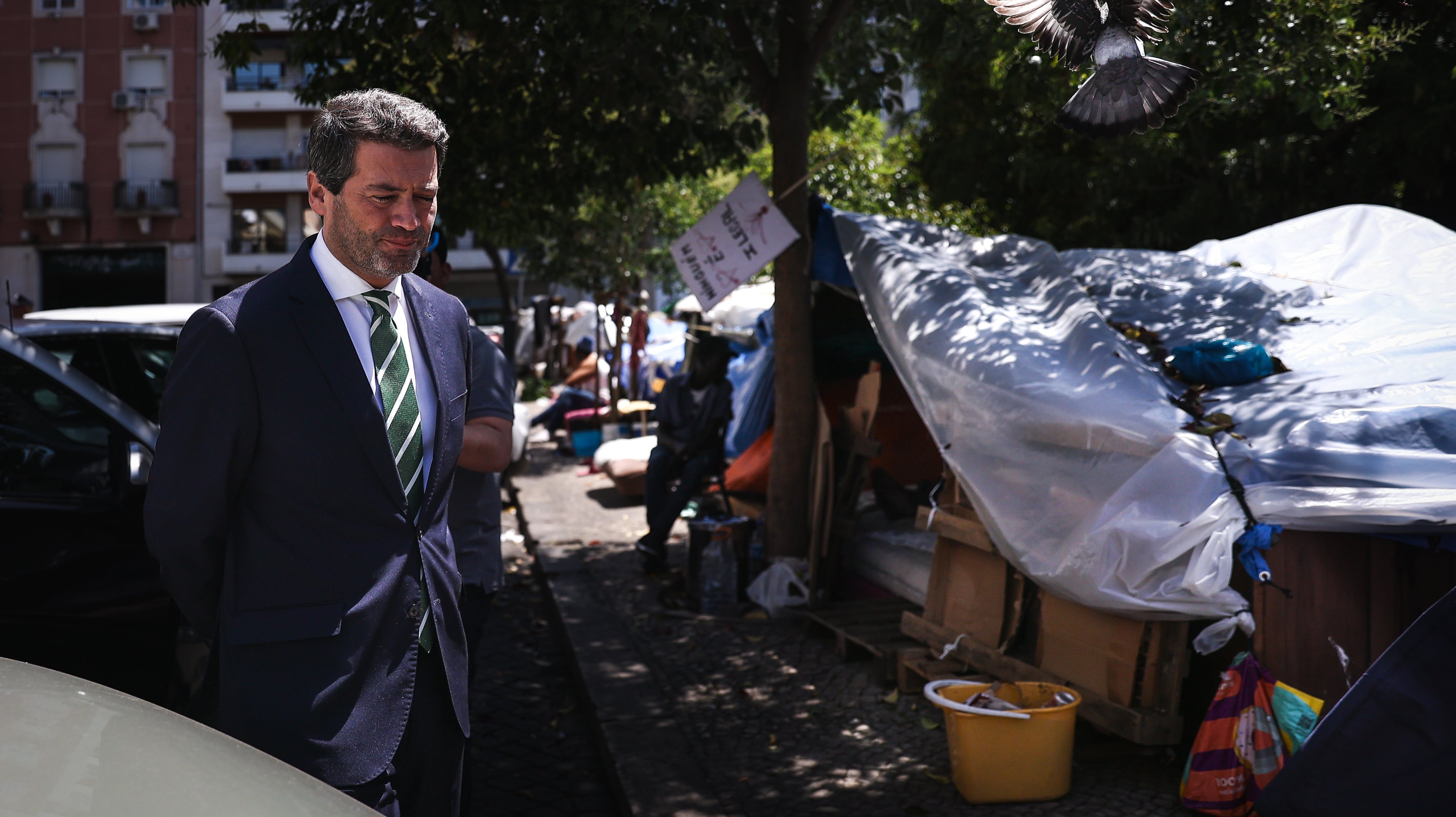 André Ventura visitou a zona de Arroios onde estão dezenas de tendas e pessoas a viver na rua