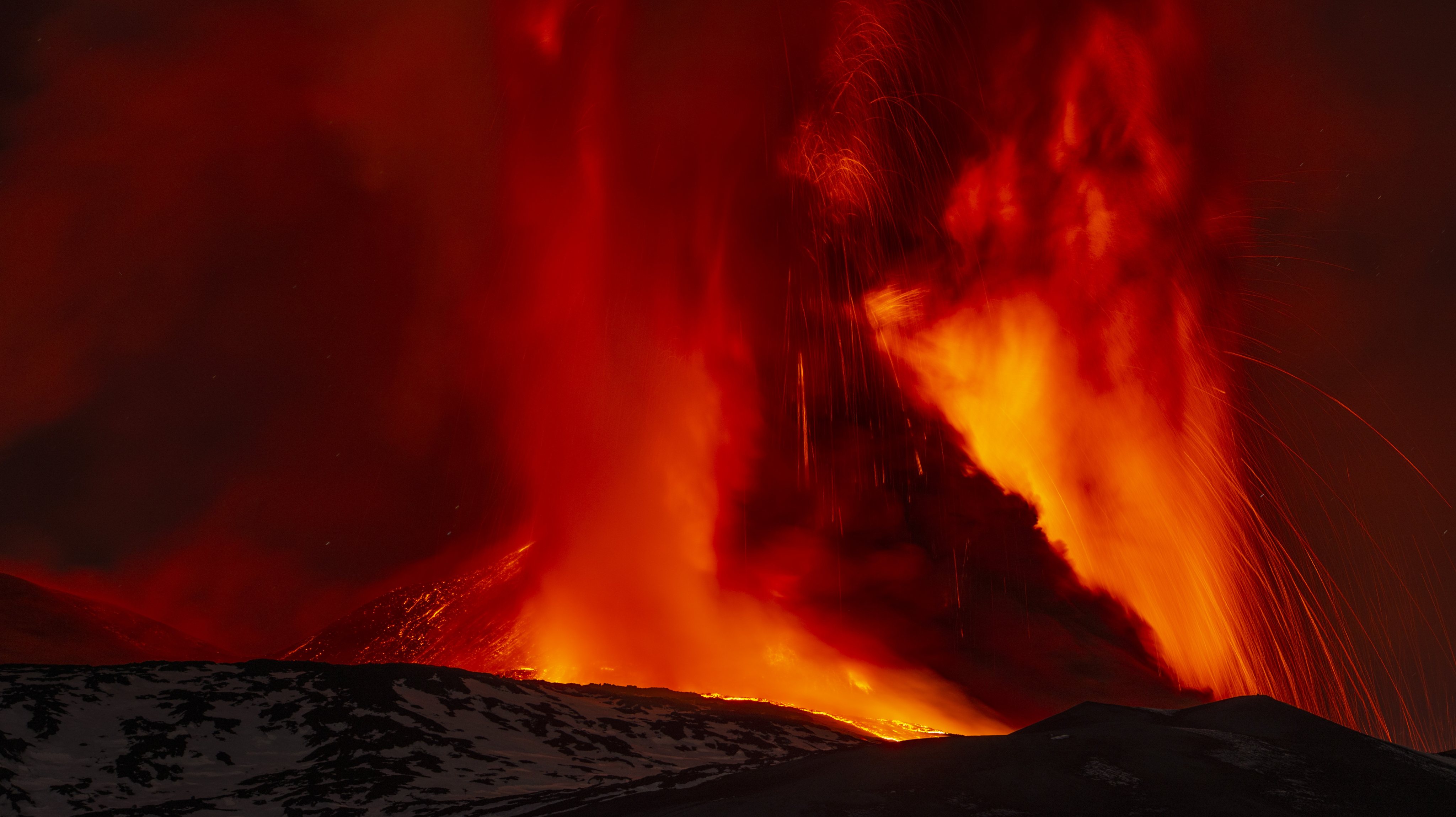 Vulcão Etna, em Itália, que entrou novamente em erupção na noite desta quinta-feira, lançando uma nuvem de fumo, cinzas e lava que atingiu os oito quilómetros