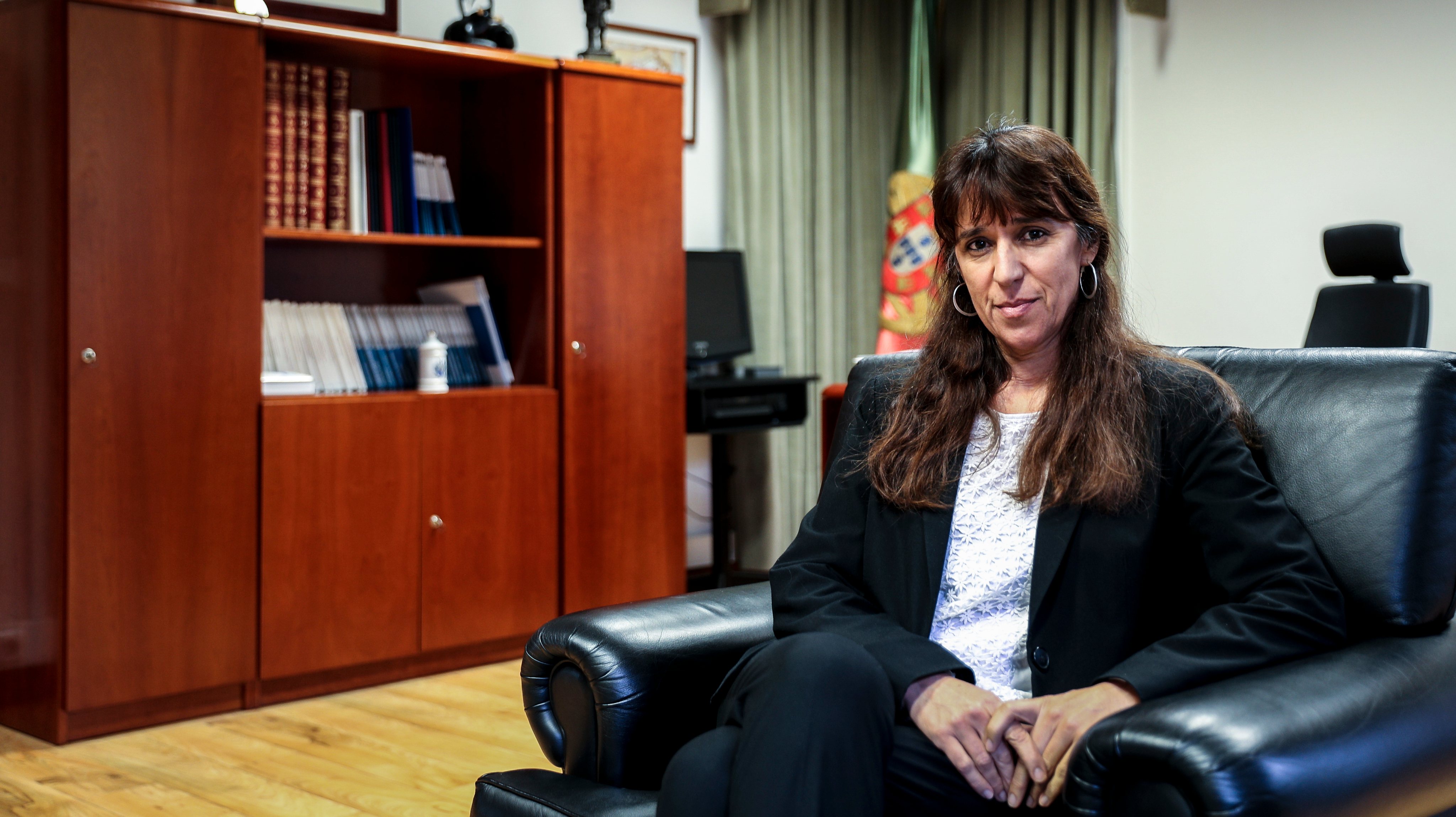 Helena Carreiras disse ser &quot;com muito orgulho e sentido de responsabilidade&quot; que assume as funções de ministra da Defesa