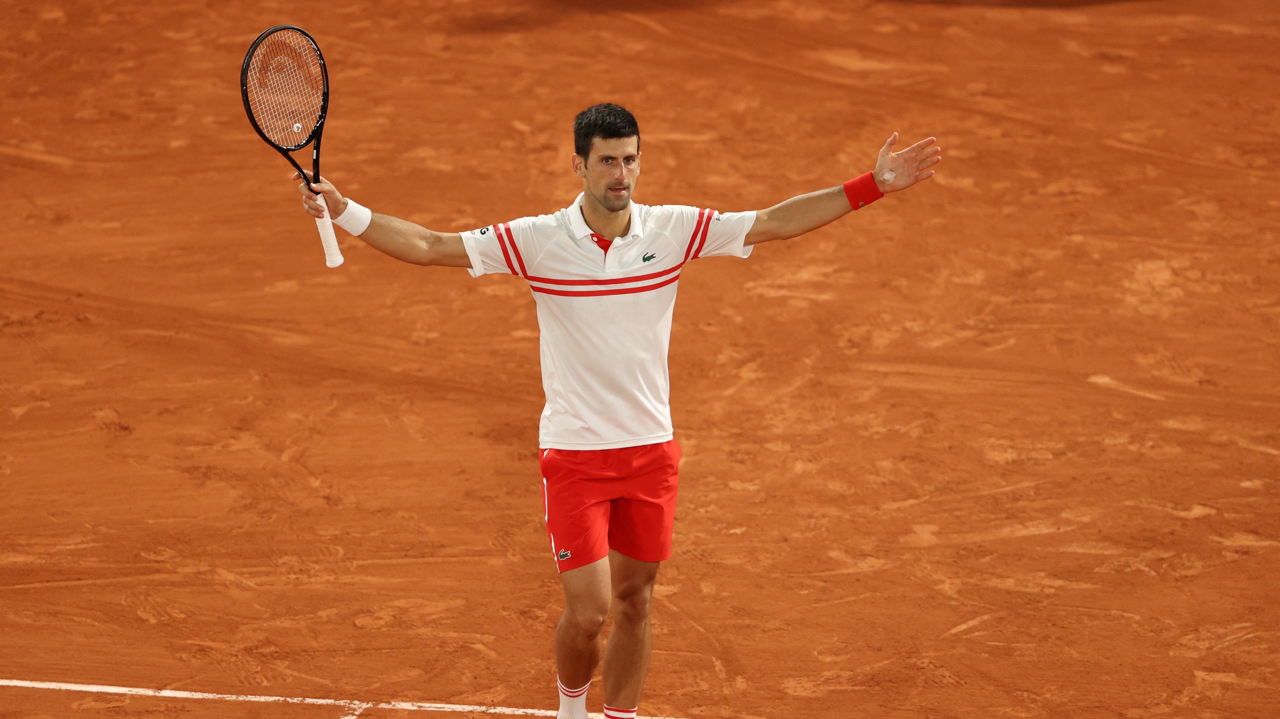 Novak Djokovic contrariou o ligeiro favoritismo de Nadal e bateu espanhol nas meias de Roland Garros