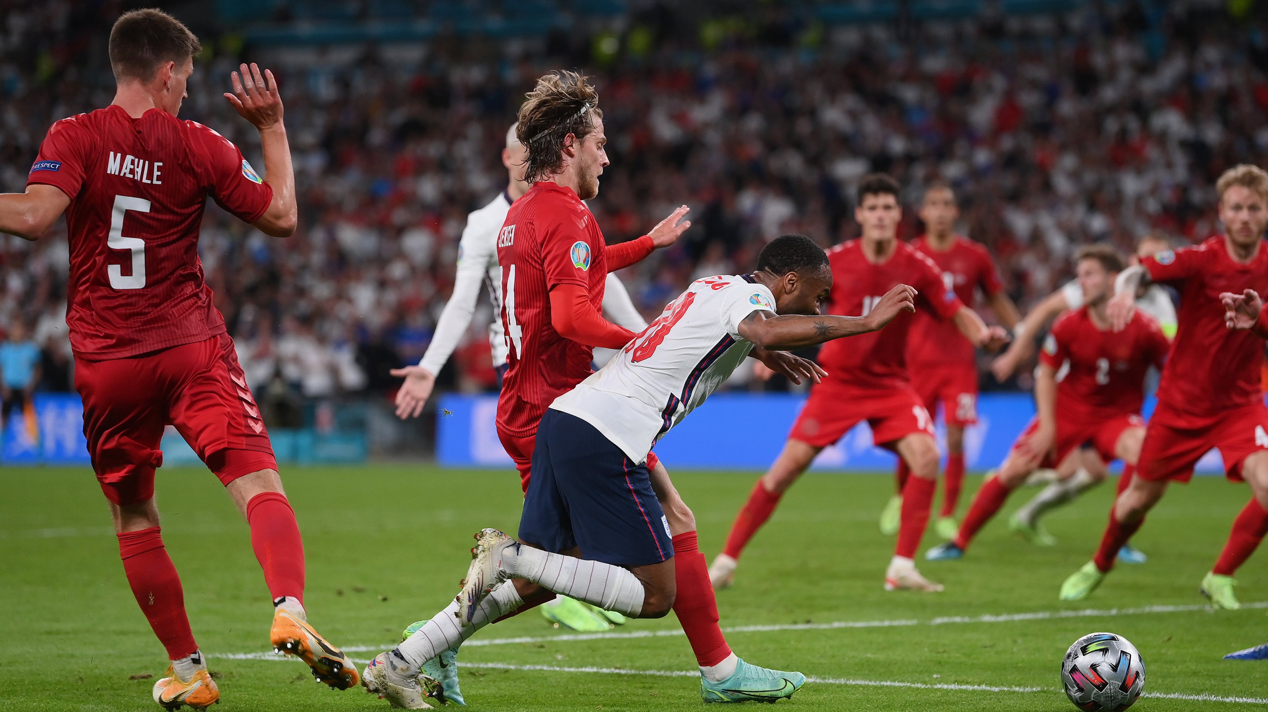 O árbitro do Inglaterra-Dinamarca marcou penálti após contacto de Maehle em Sterling