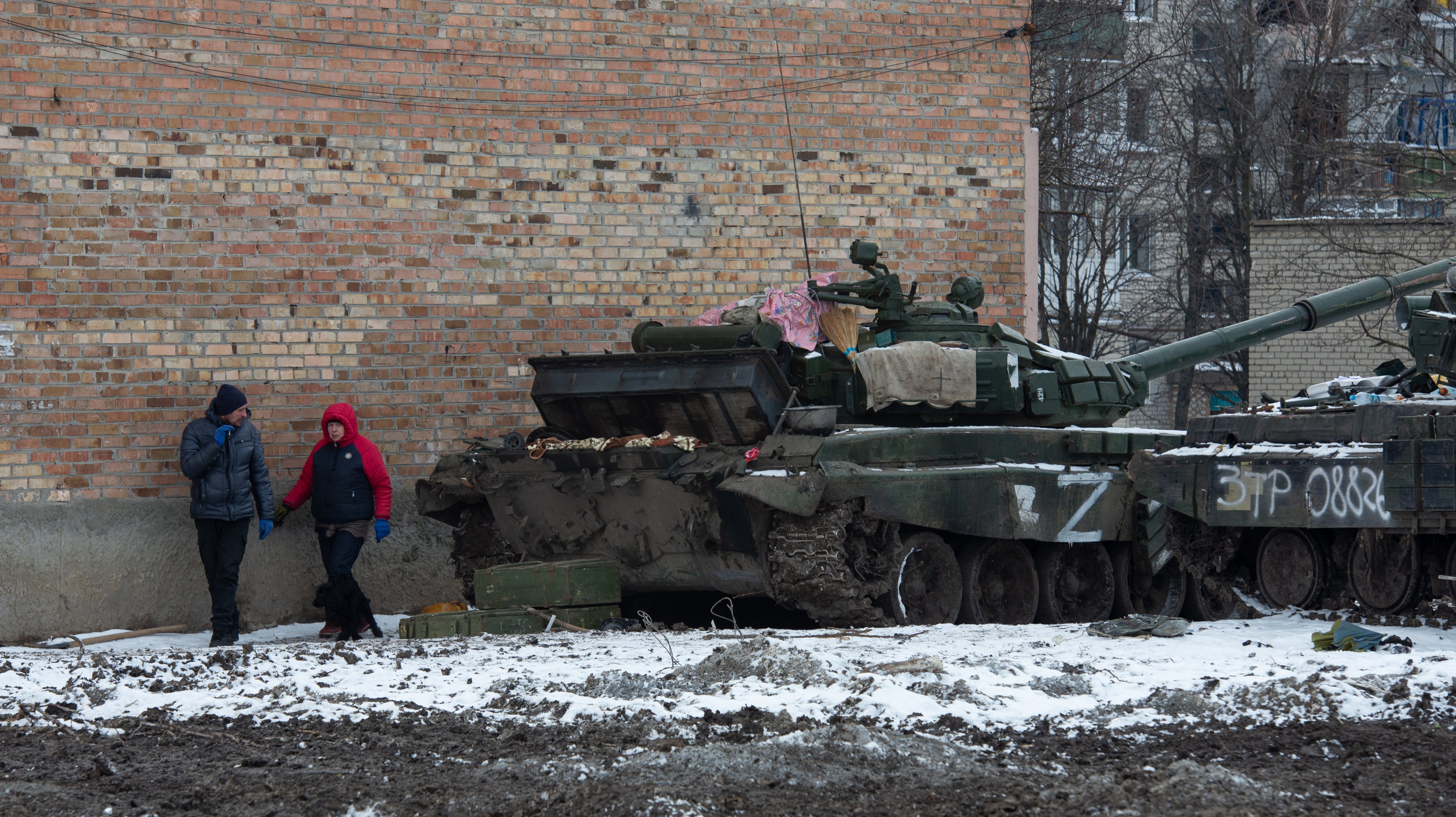 Civis à espera de serem retirados da cidade de Donetsk