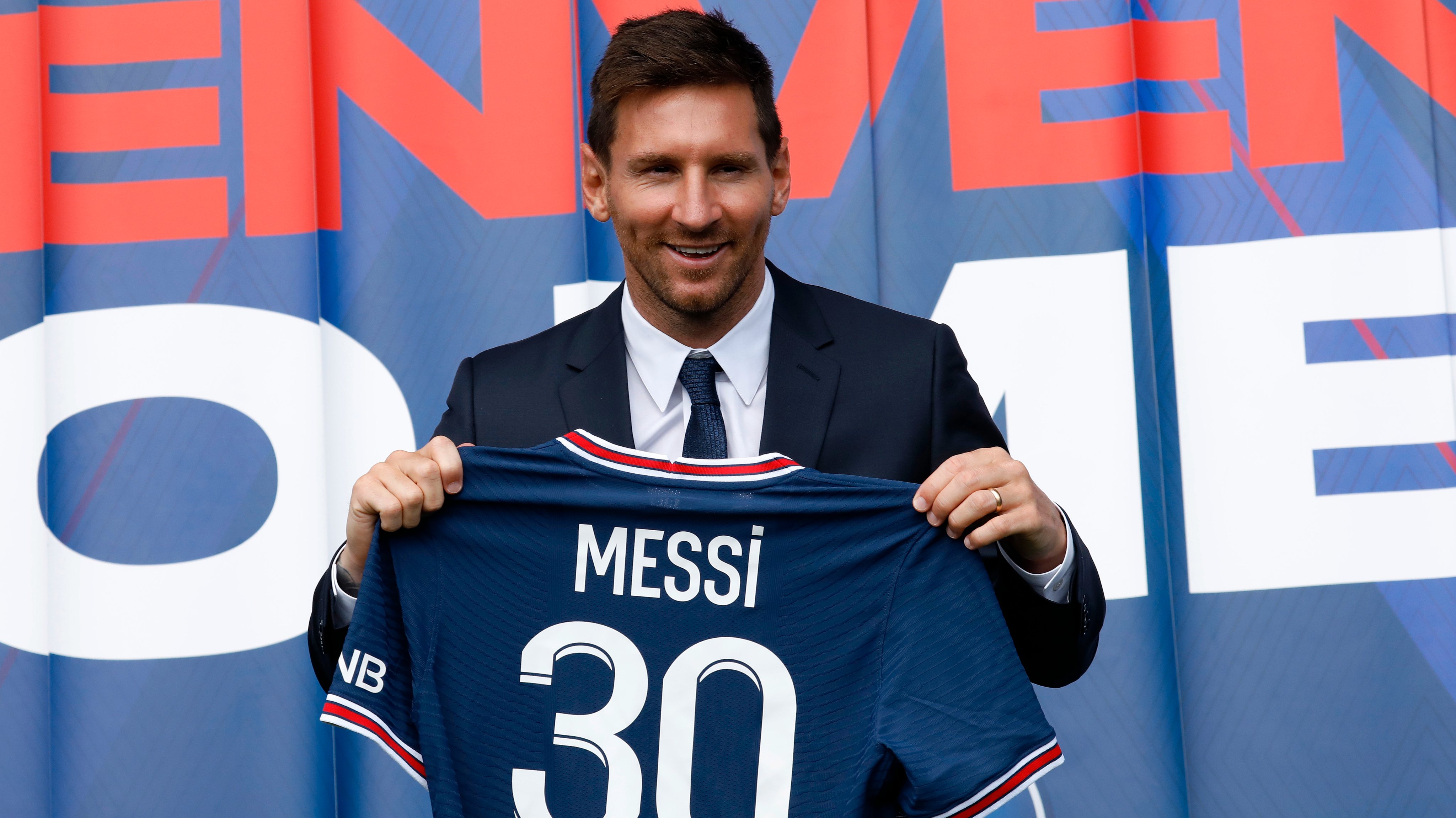 Depois de 21 anos no Barcelona, Messi foi para Paris e vai jogar com o número 30