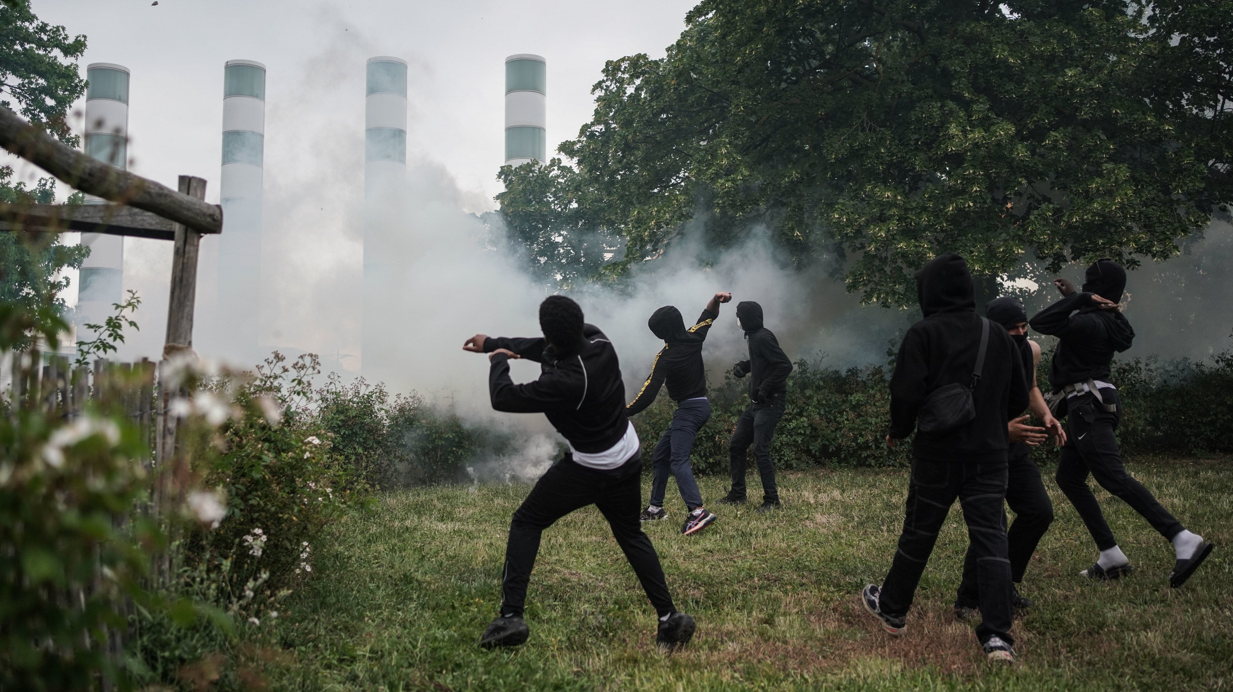 Confrontos violentos escalam em França na terceira noite de protestos contra a morte do jovem baleado por um polícia foto