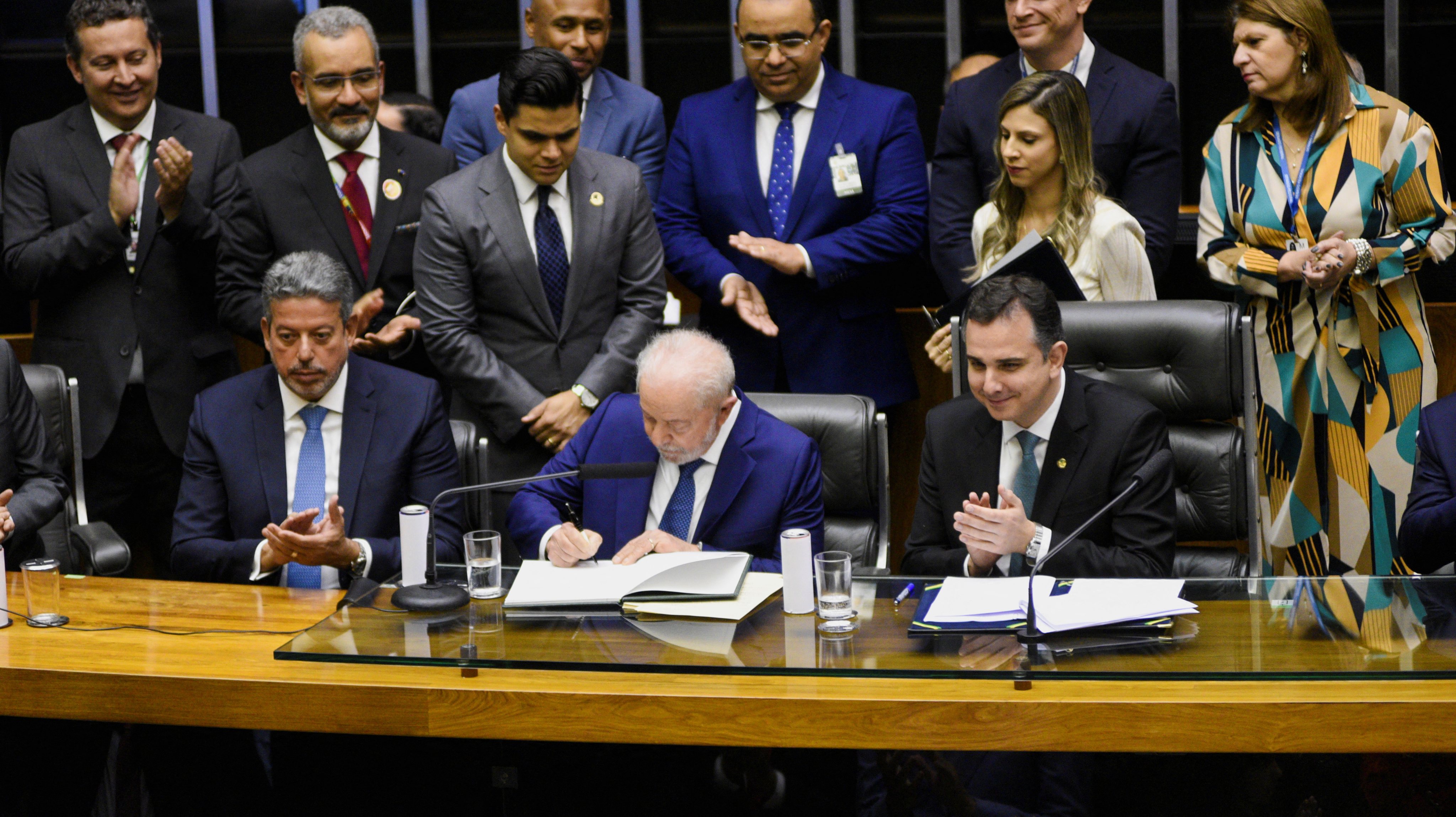 Lula da Silva assina o termo da tomada de posse como 39.º Presidente do Brasil