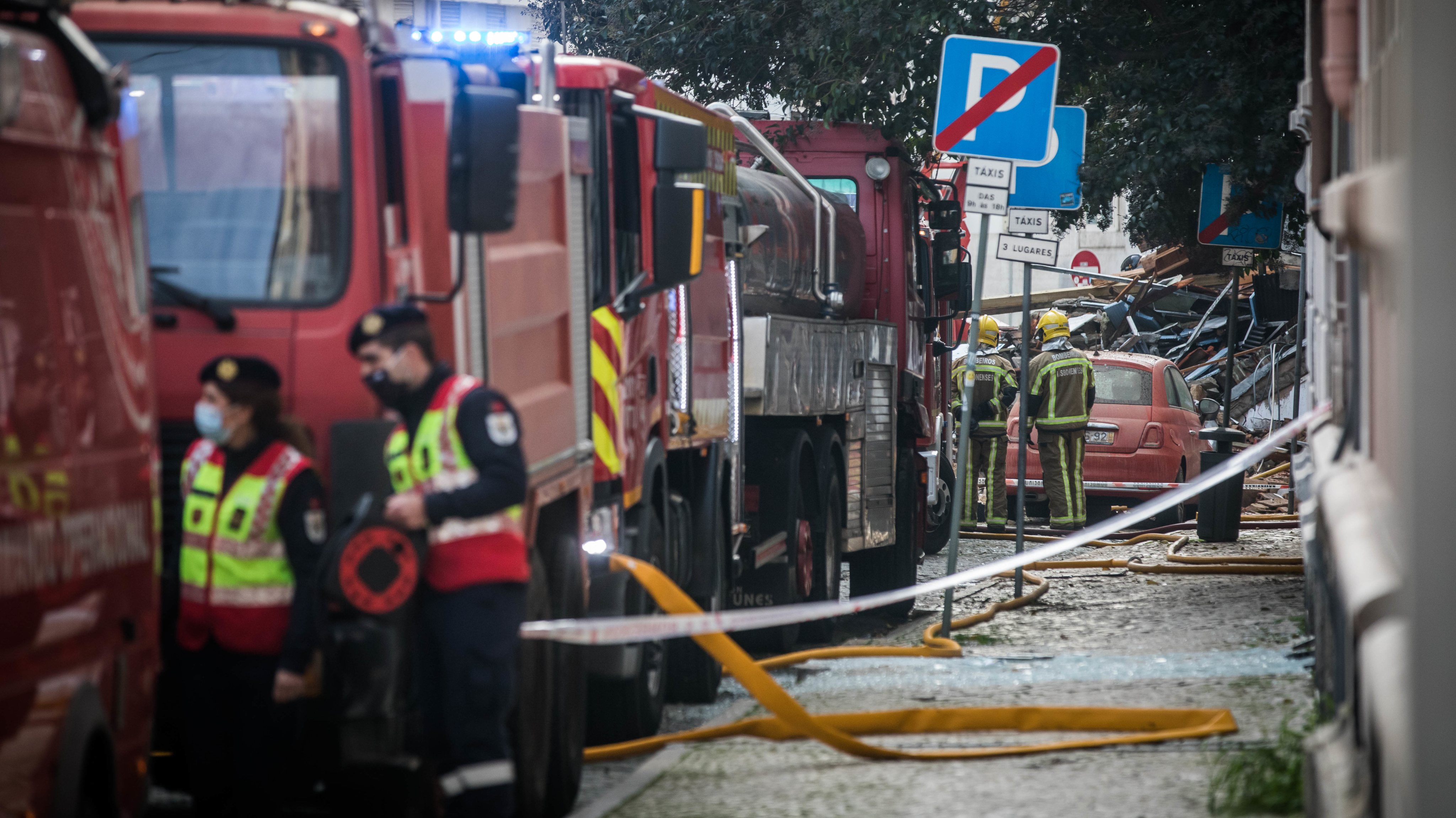 O incêndio envolveu 17 operacionais, com o apoio de oito veículos