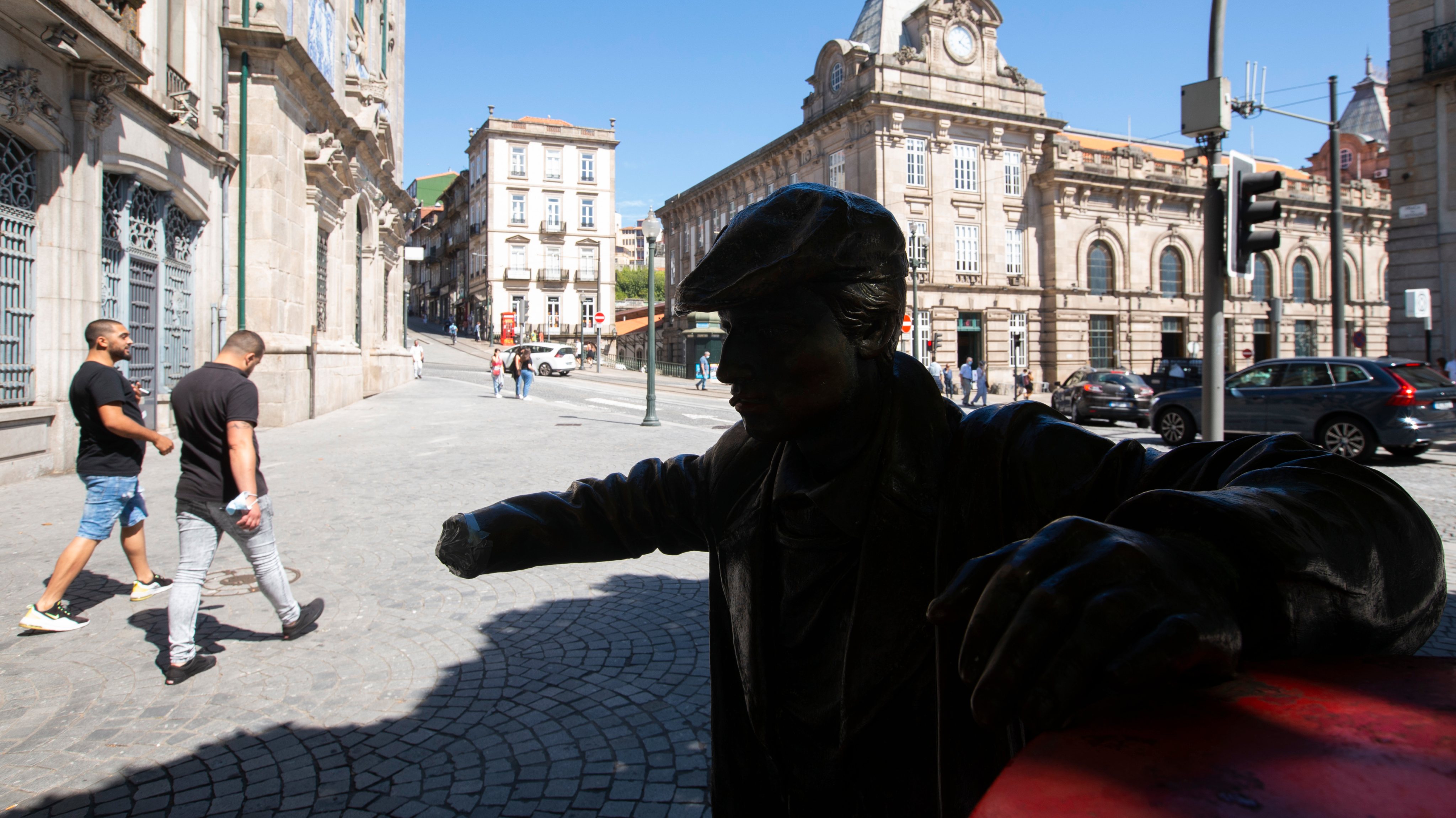 Câmara Municipal do Porto afirmou que a mão direita e o jornal da Estátua do Ardina serão reconstruídas após construção da Linha Rosa do Metro do Porto