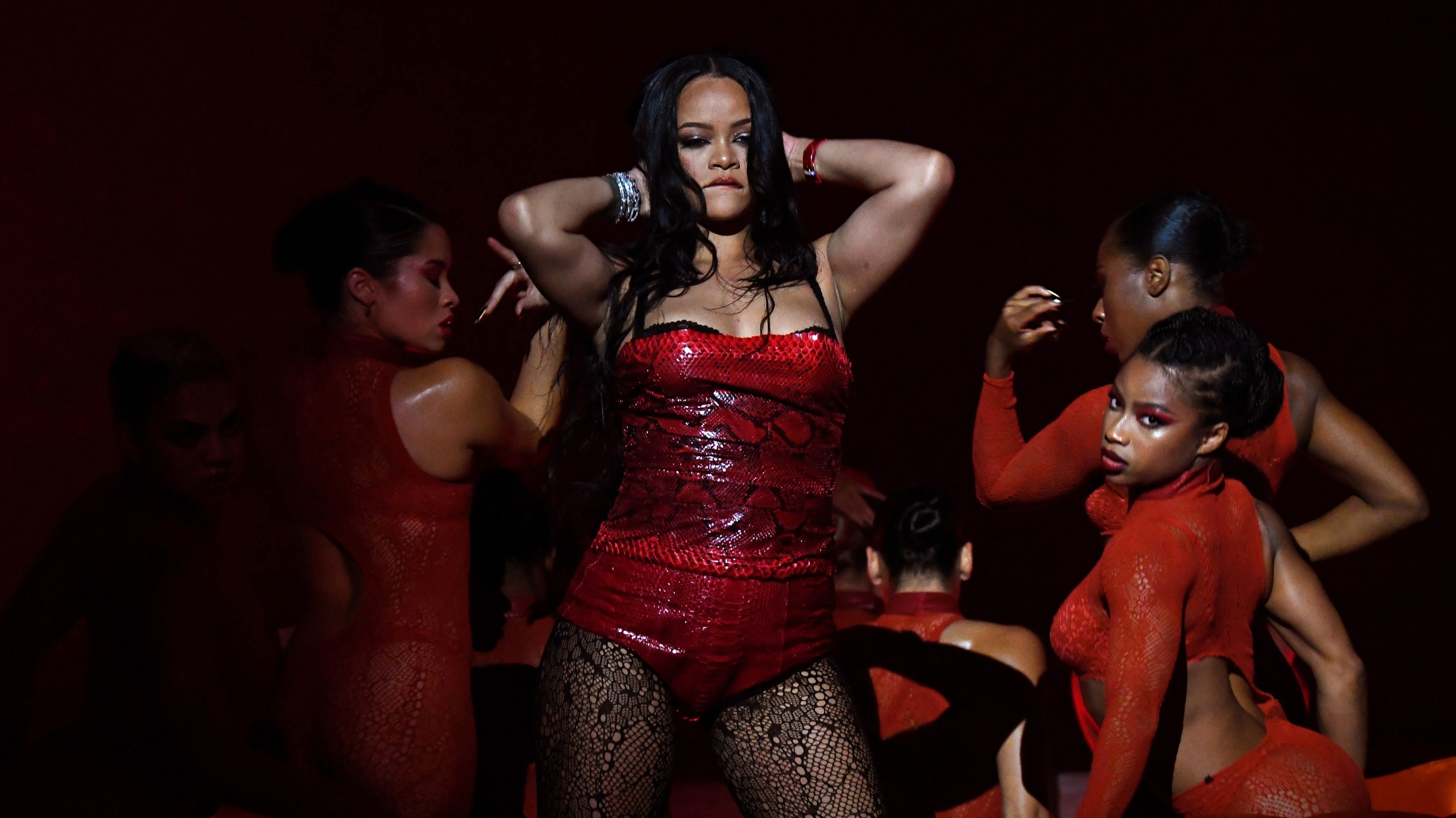 Savage X Fenty. Rihanna faz a festa em lingerie e convida Irina Shayk,  Adriana Lima e Gigi Hadid – Observador