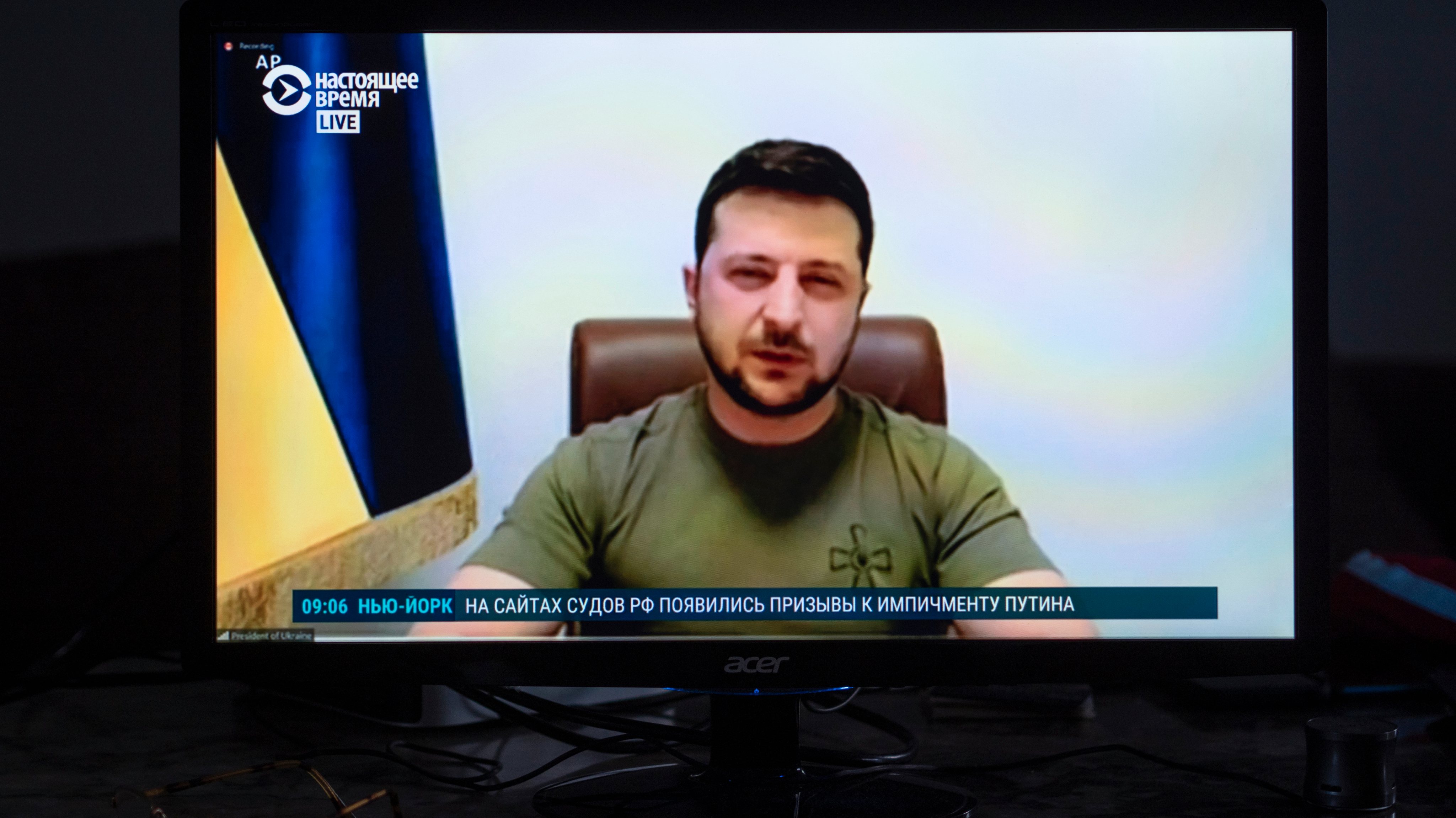 A screen grab of Volodymyr Zelensky delivering a speech to