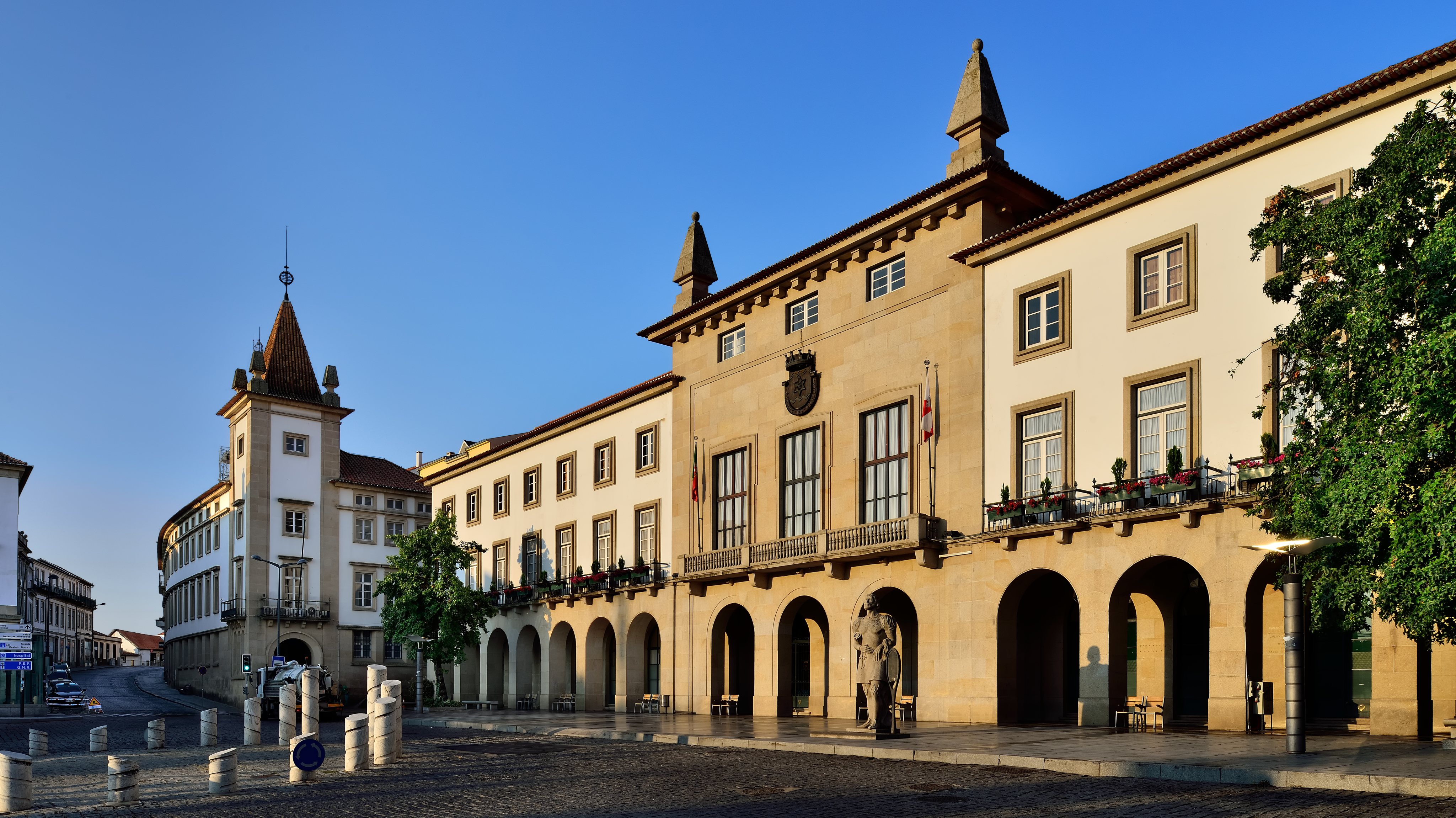 Covilhã - Town square and city hall
