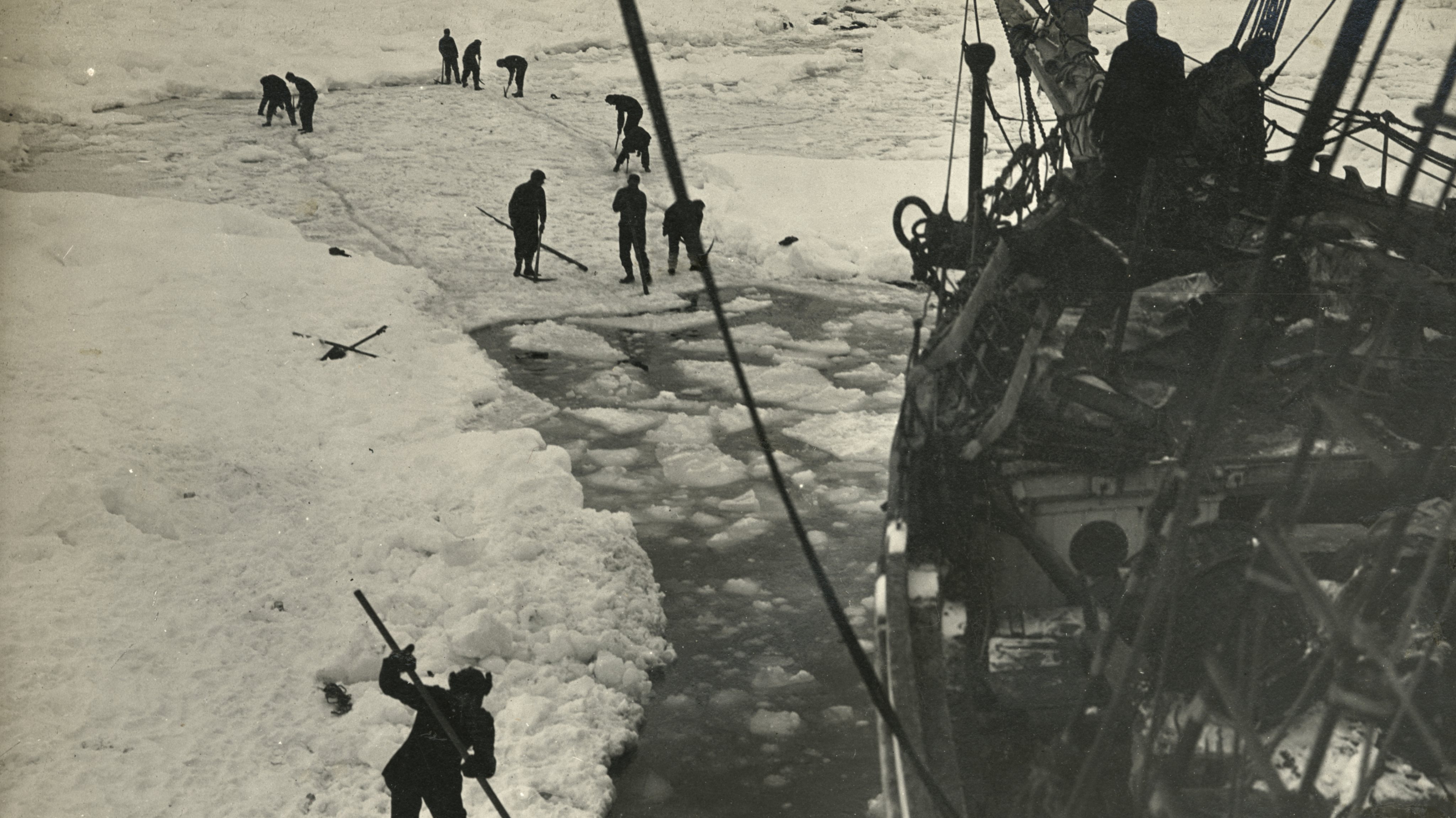 A tripulação do Endurance tenta libertar o navio do bloco de gelo em fevereiro de 1915