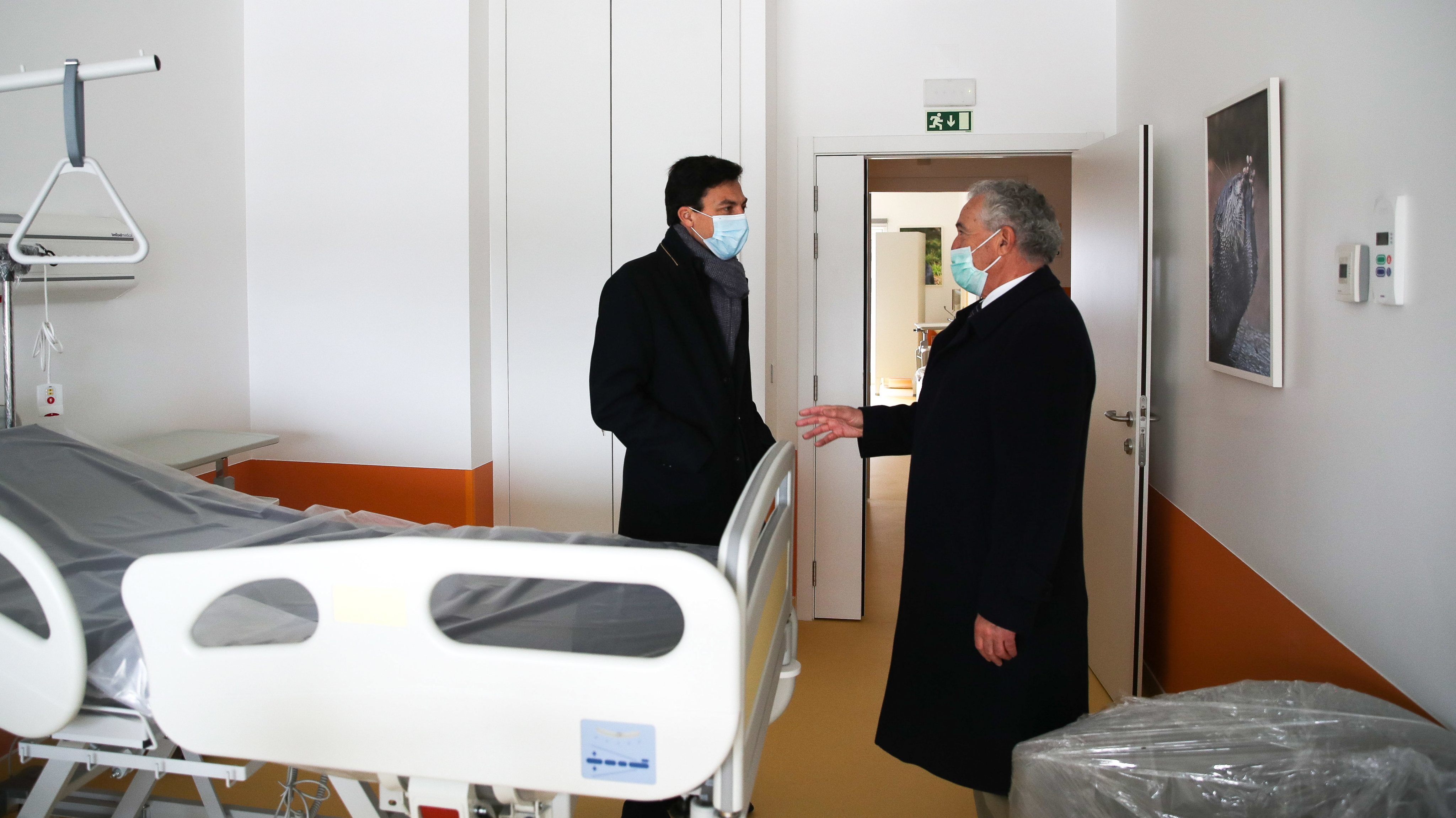 O candidato presidencial Tiago Mayan Gonçalves a falar com Jaime Ramos, presidente da fundação proprietária de um hospital que estava planeado abrir em 2019