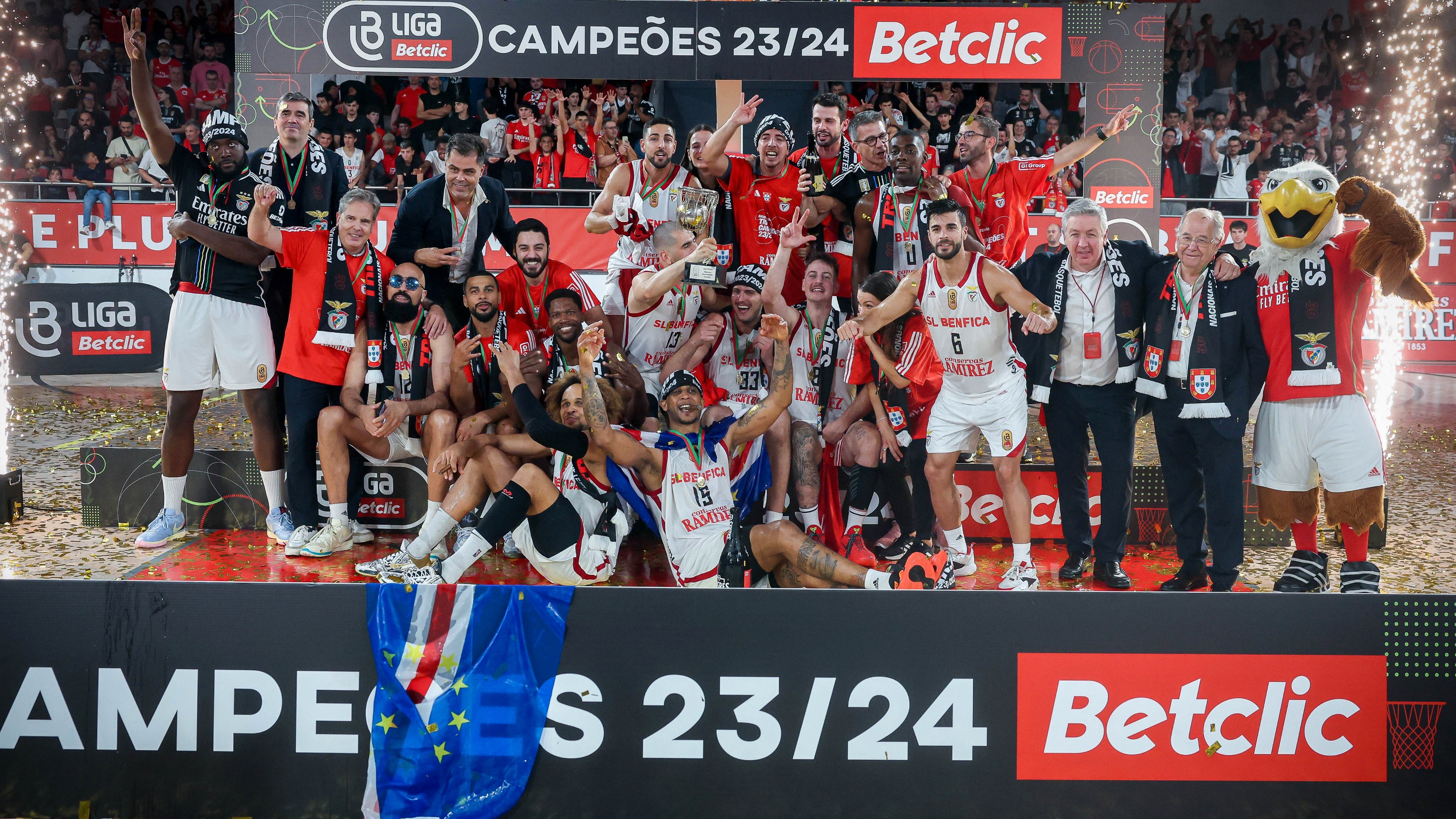 Benfica venceu o FC Porto pela quarta vez consecutiva (uma na final da Taça Hugo dos Santos, três no Campeonato) e fez a festa do título na Luz