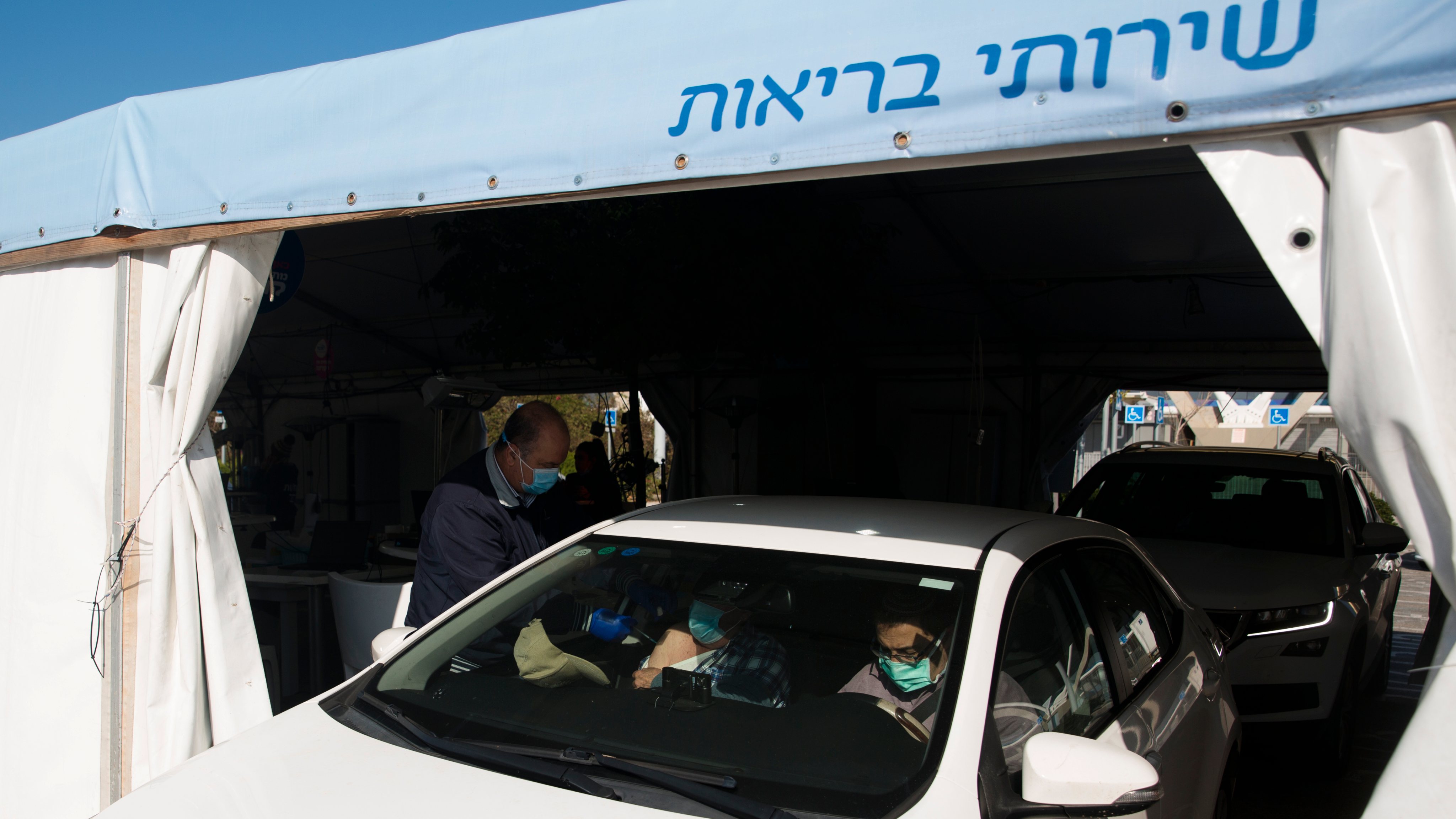 Este é um centro de vacinação drive-in montado no estádio Samy Ofer, em Haifa, no norte de Israel
