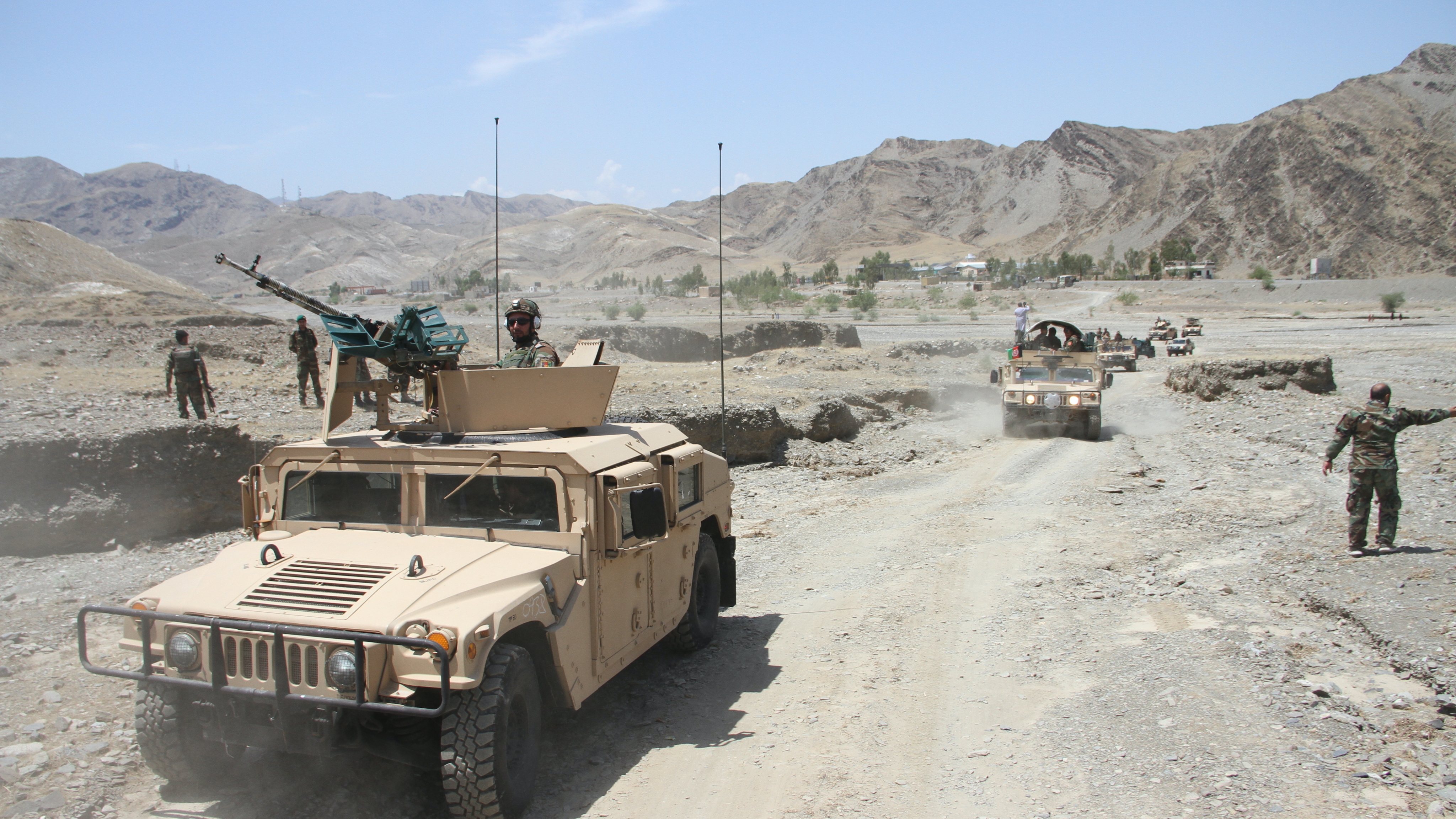 Em oito dias, as forças talibãs capturaram quase metade das capitais de província afegãs e controlam atualmente a maior parte do norte, oeste e sul do país