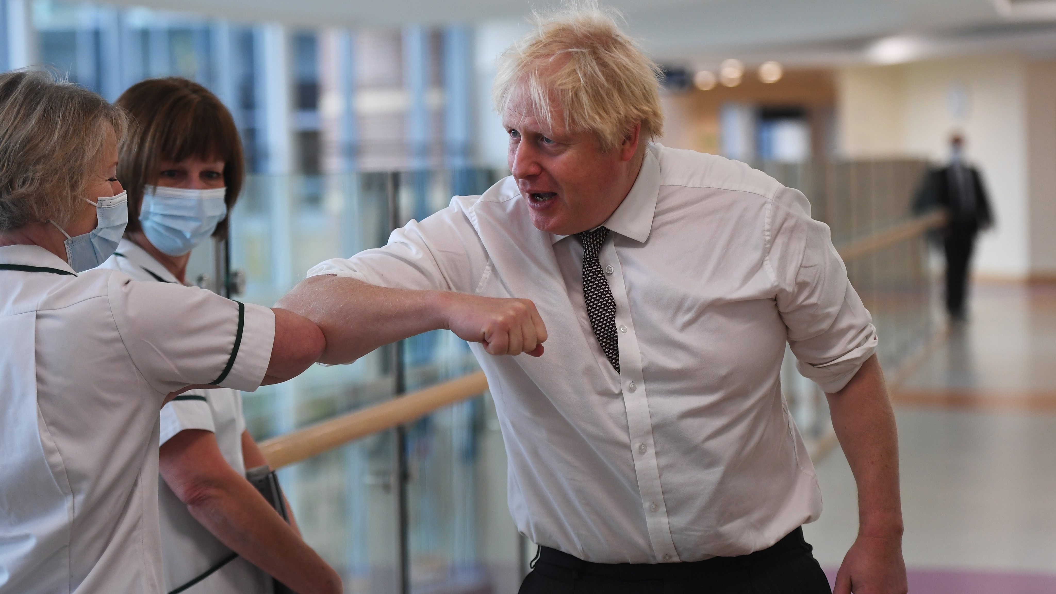 Boris Johnson sem máscara