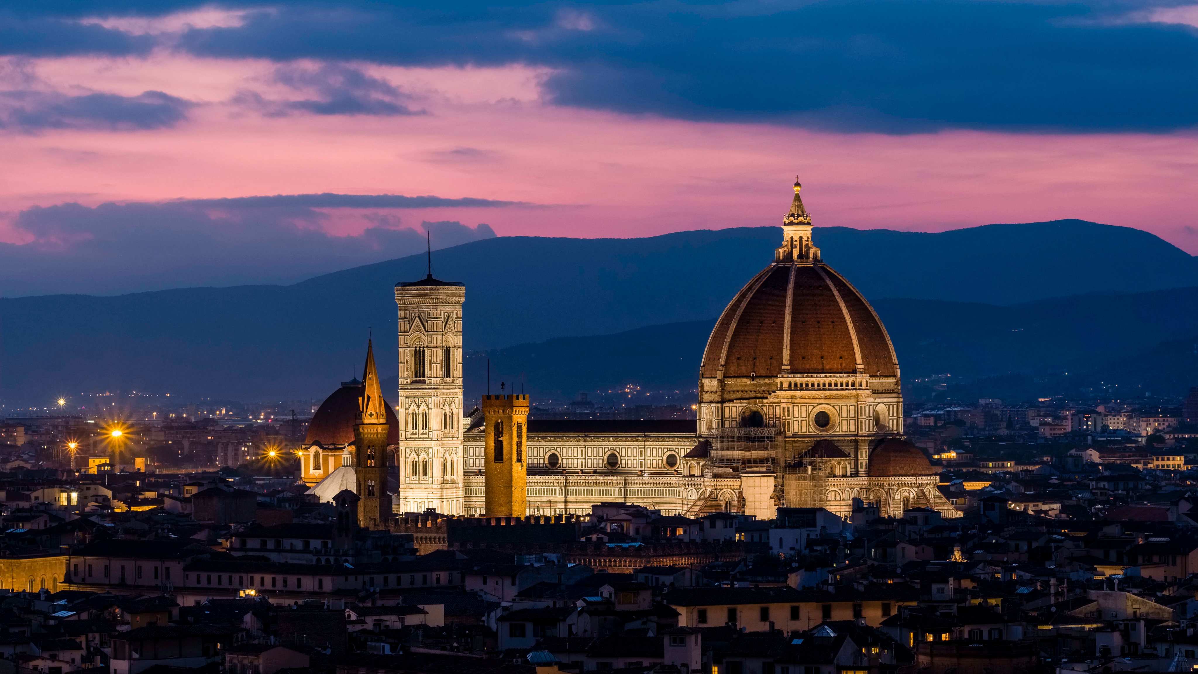 A Piazza Michelangelo de noite e iluminada, em Florença