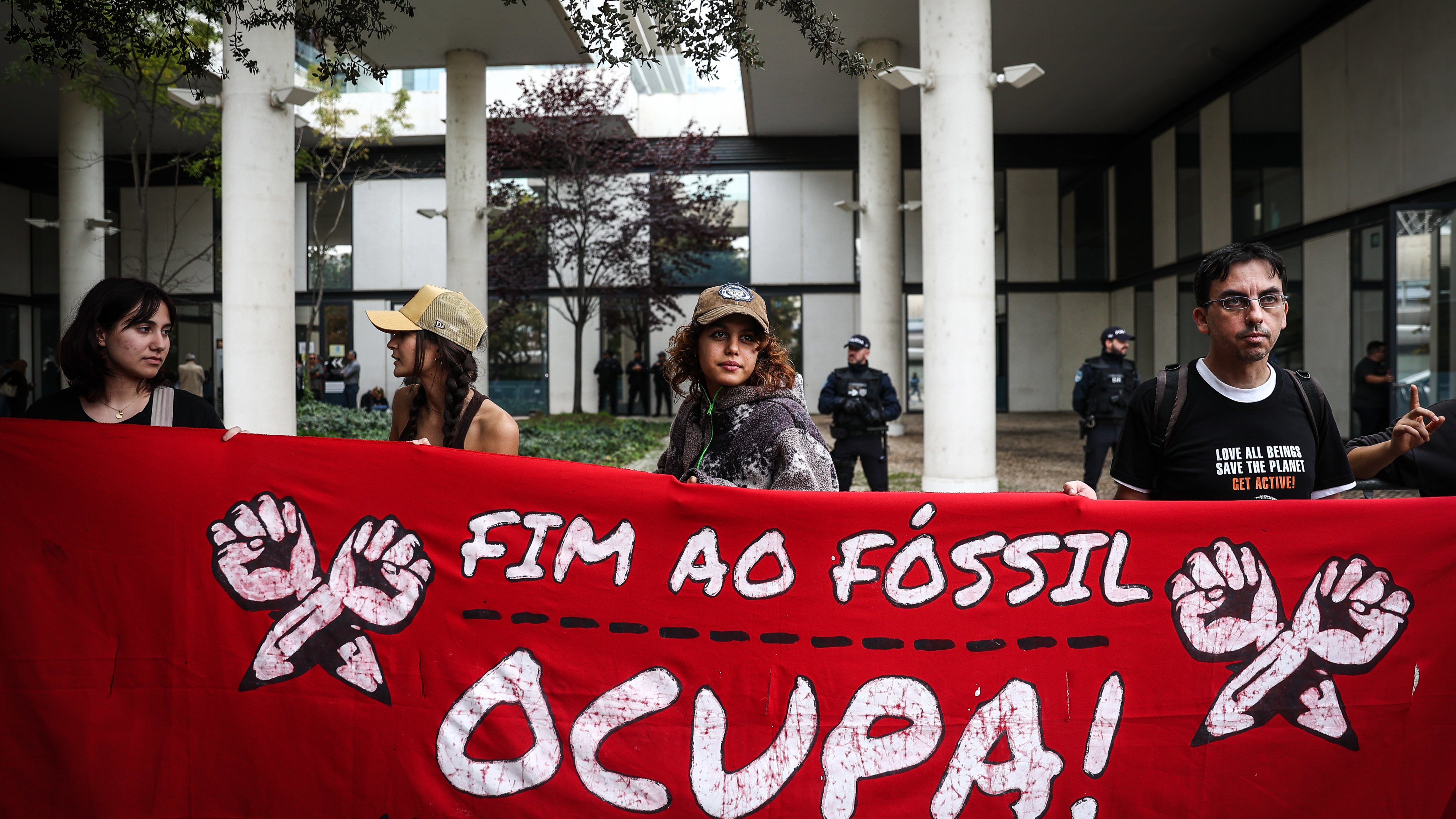 Na madrugada de sábado, quatro ativistas que desde segunda-feira ocupavam a Faculdade de Letras da Universidade de Lisboa foram detidos pela PSP, que os retirou, por uma porta lateral, do estabelecimento de ensino