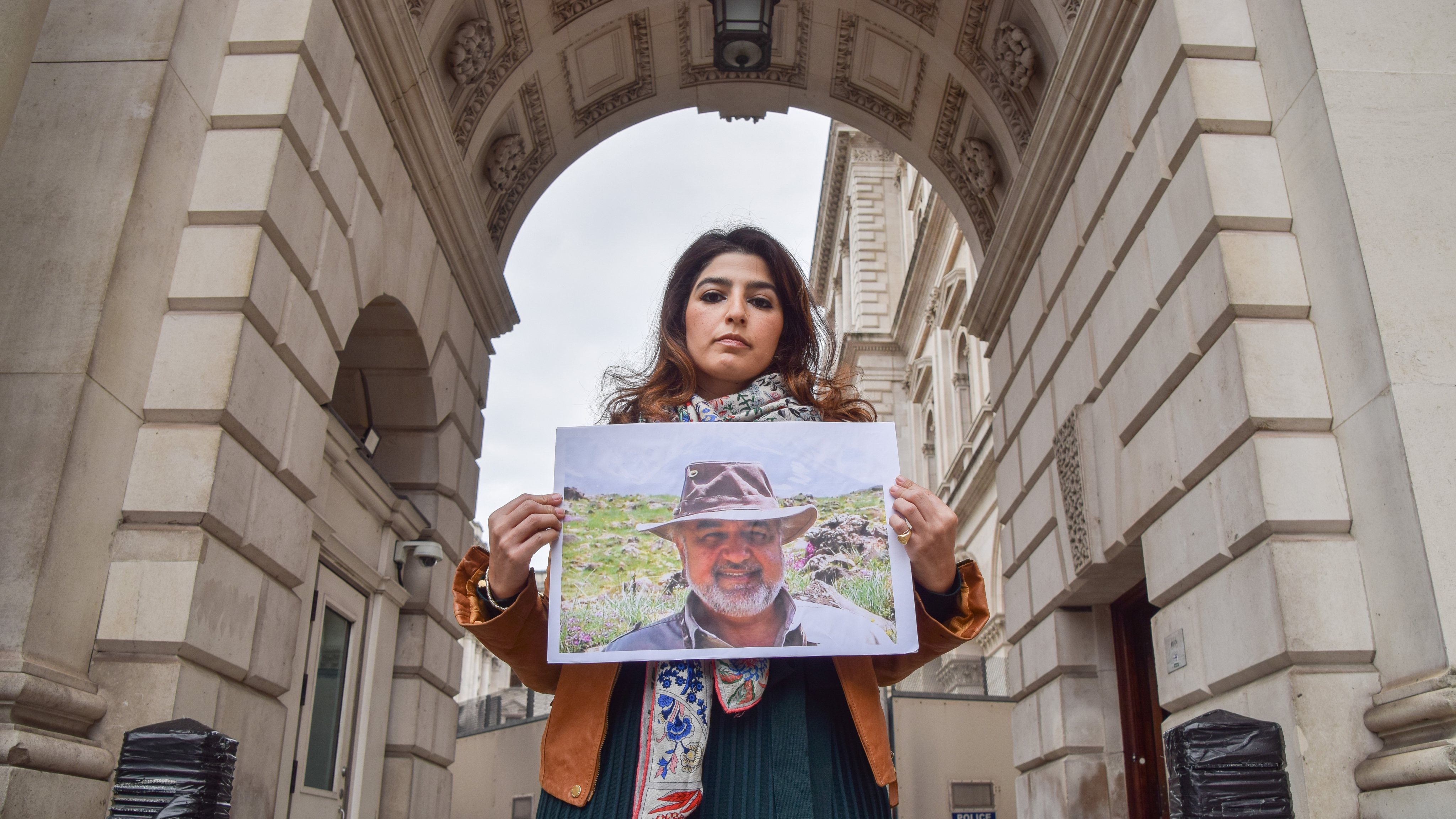 A filha de Morad Tahbaz numa ação em que pedia a libertação do pai