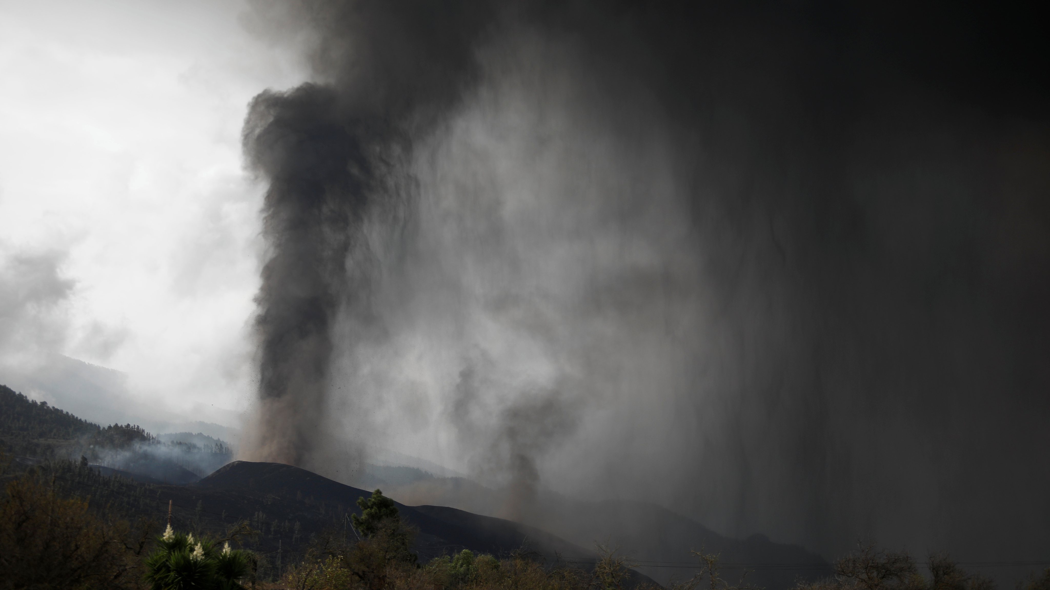 The Cloud Of Ash And Sulfur Dioxide Expelled By The Volcano Could Reach The Peninsula On Thursday