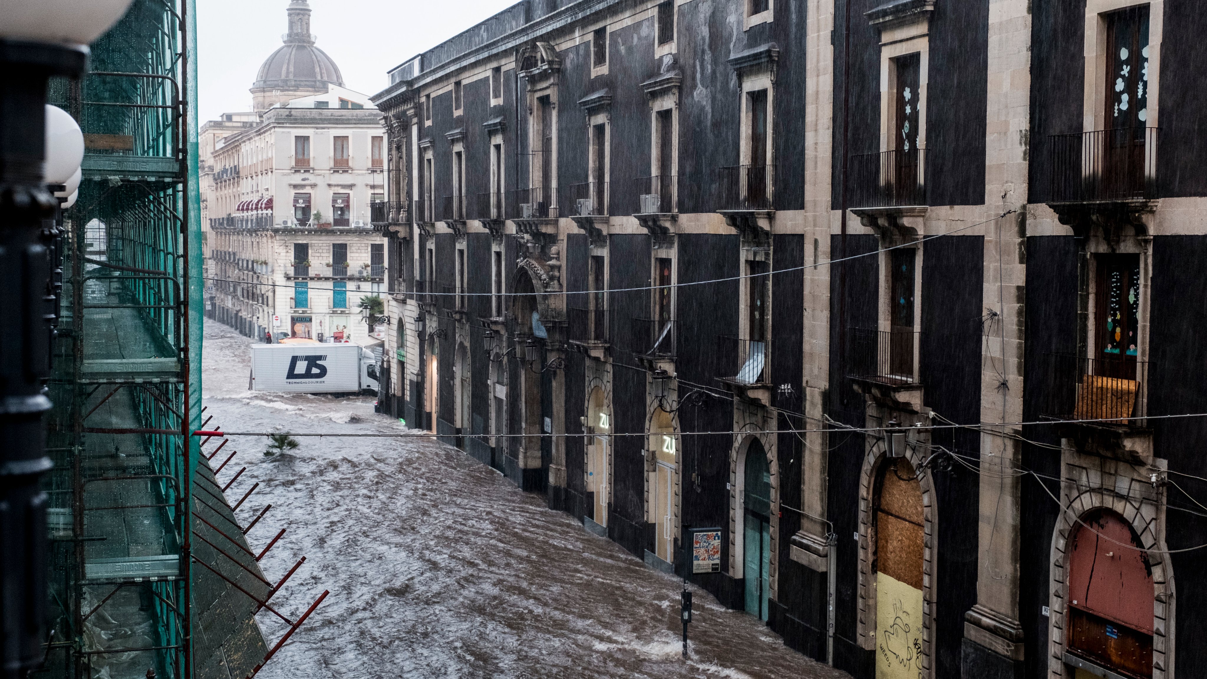 Tempestade atinge a ilha italiana de Sicília, causando fortes chuvas e inundações