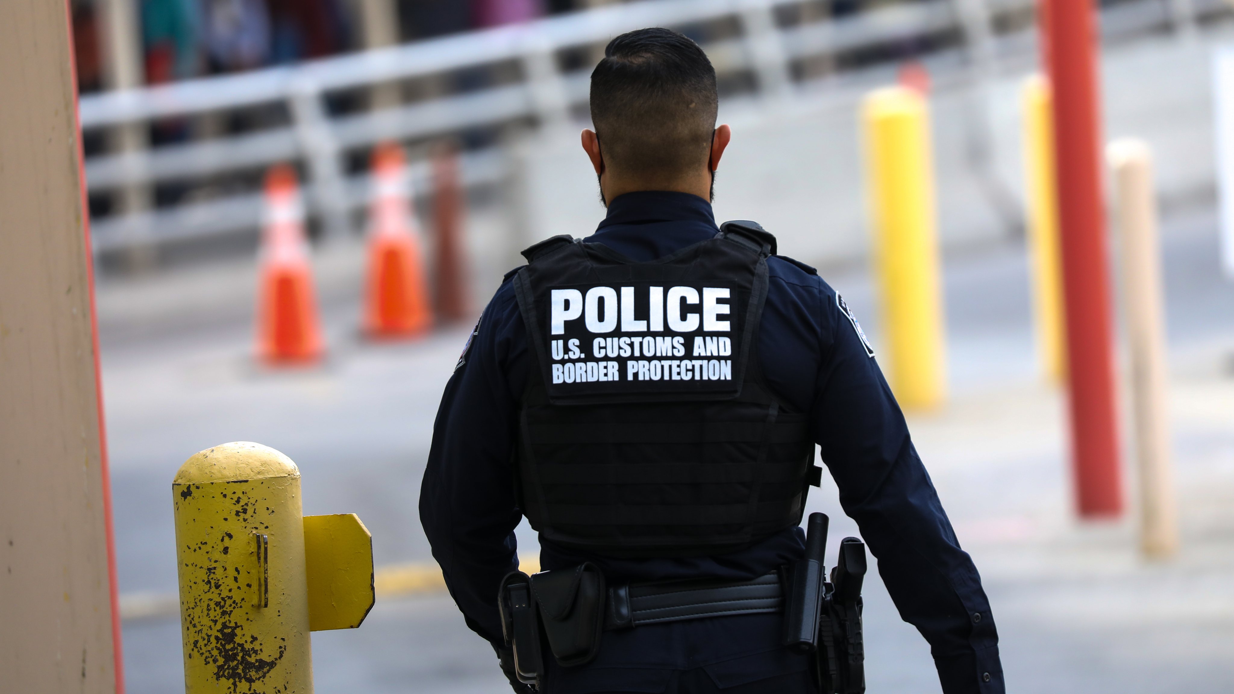 Agente da polícia fronteiriça dos EUA, na fronteira com o México