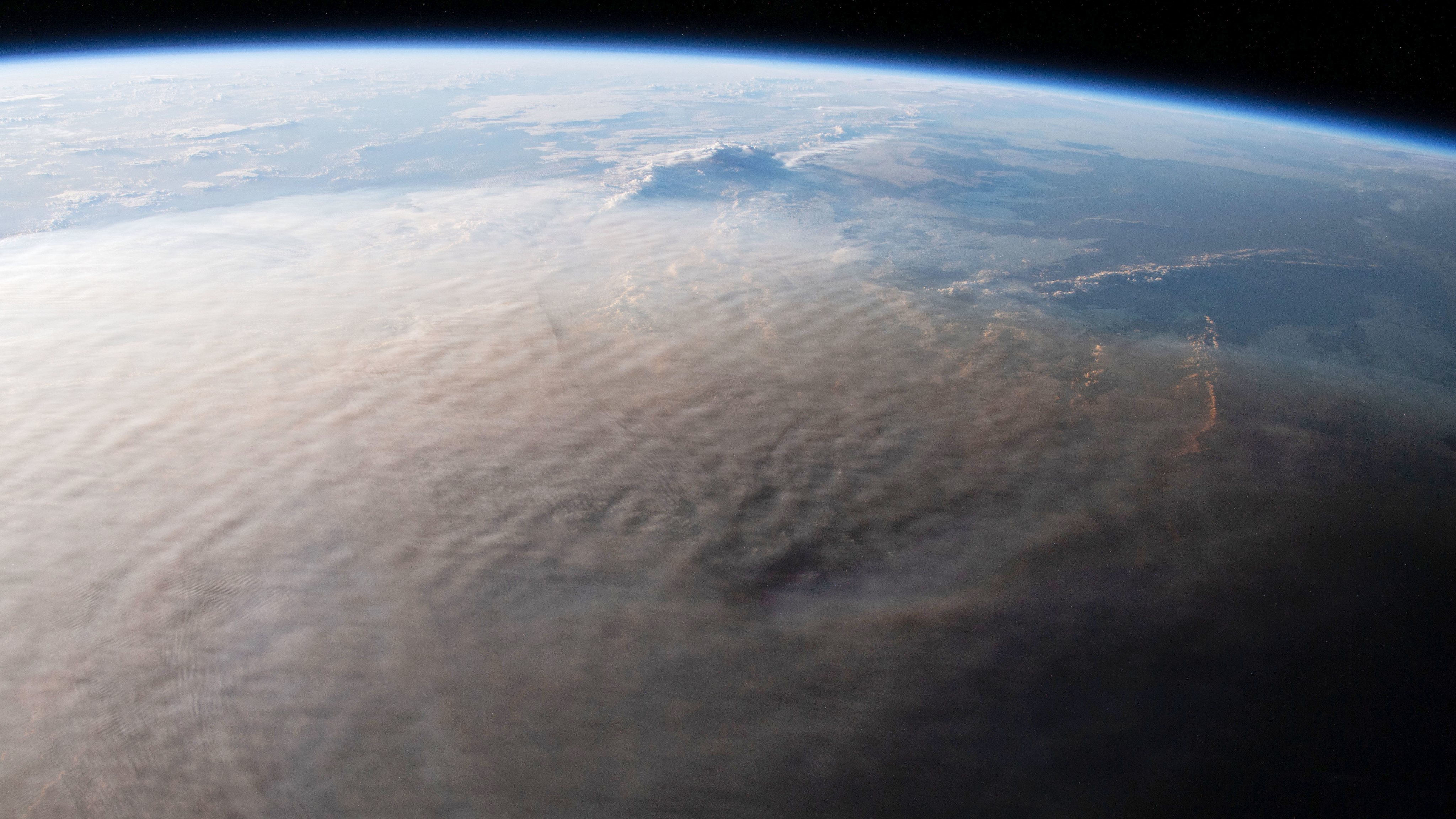 Fotografia tirada por um astronauta da Estação Espacial Internacional que mostra a nuvem de cinzas que cobriu o Pacífico pela explosão do vulcão em Tonga