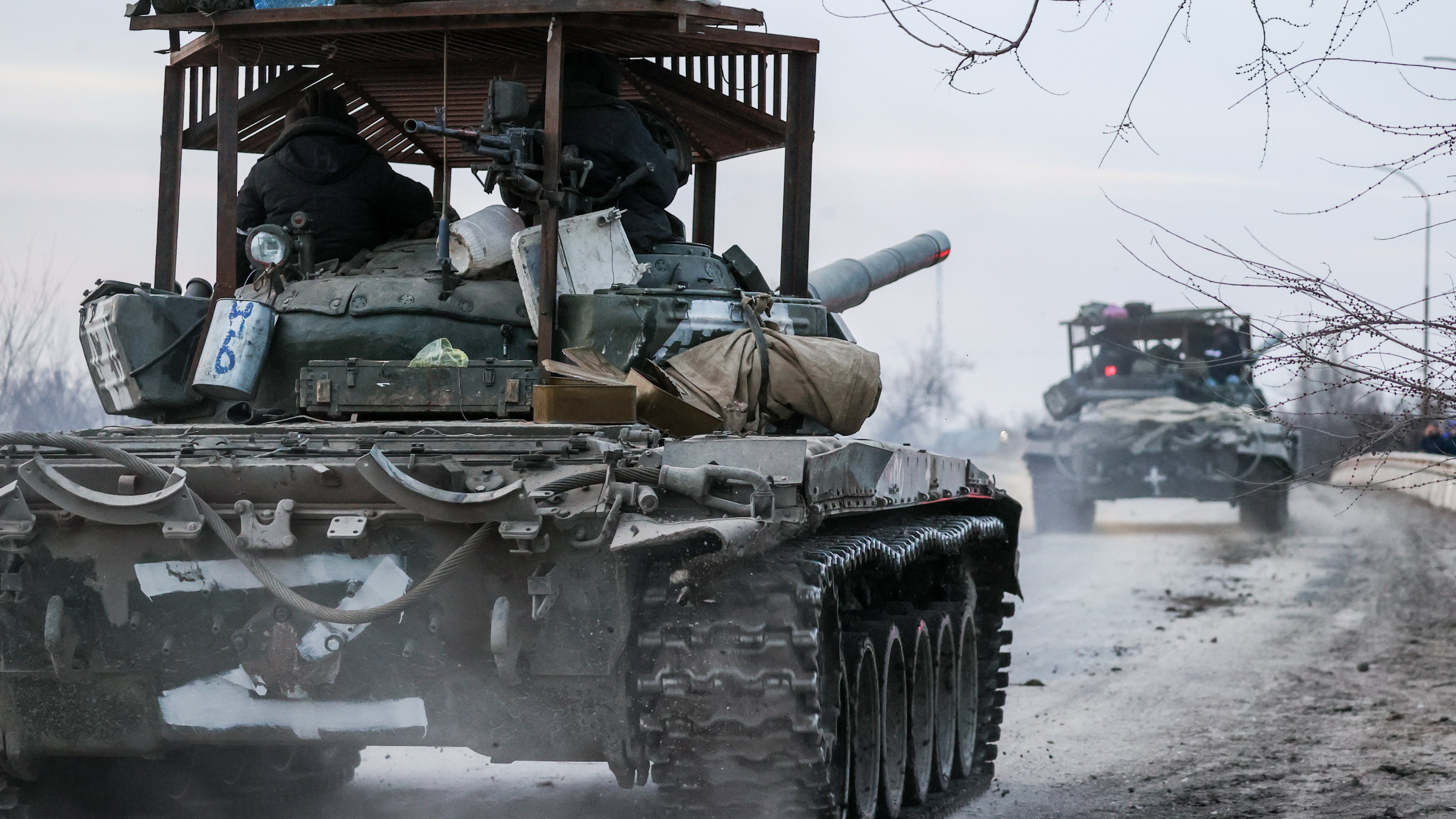 Tanques russos deslocam-se no norte da Crimeia