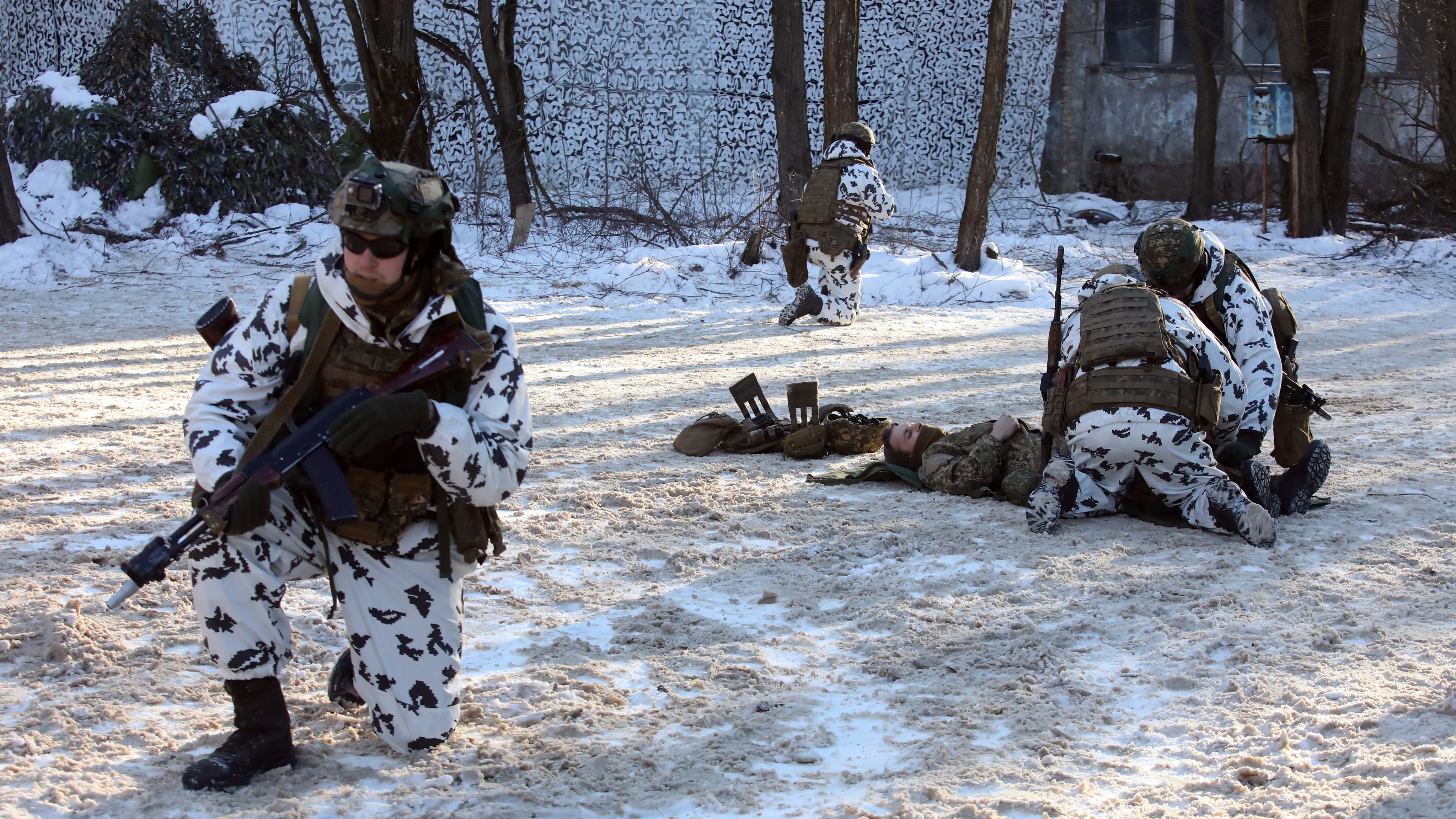 Soldados ucranianos em exercícios de preparação para a defesa de um perímetro urbano, em Prypiat