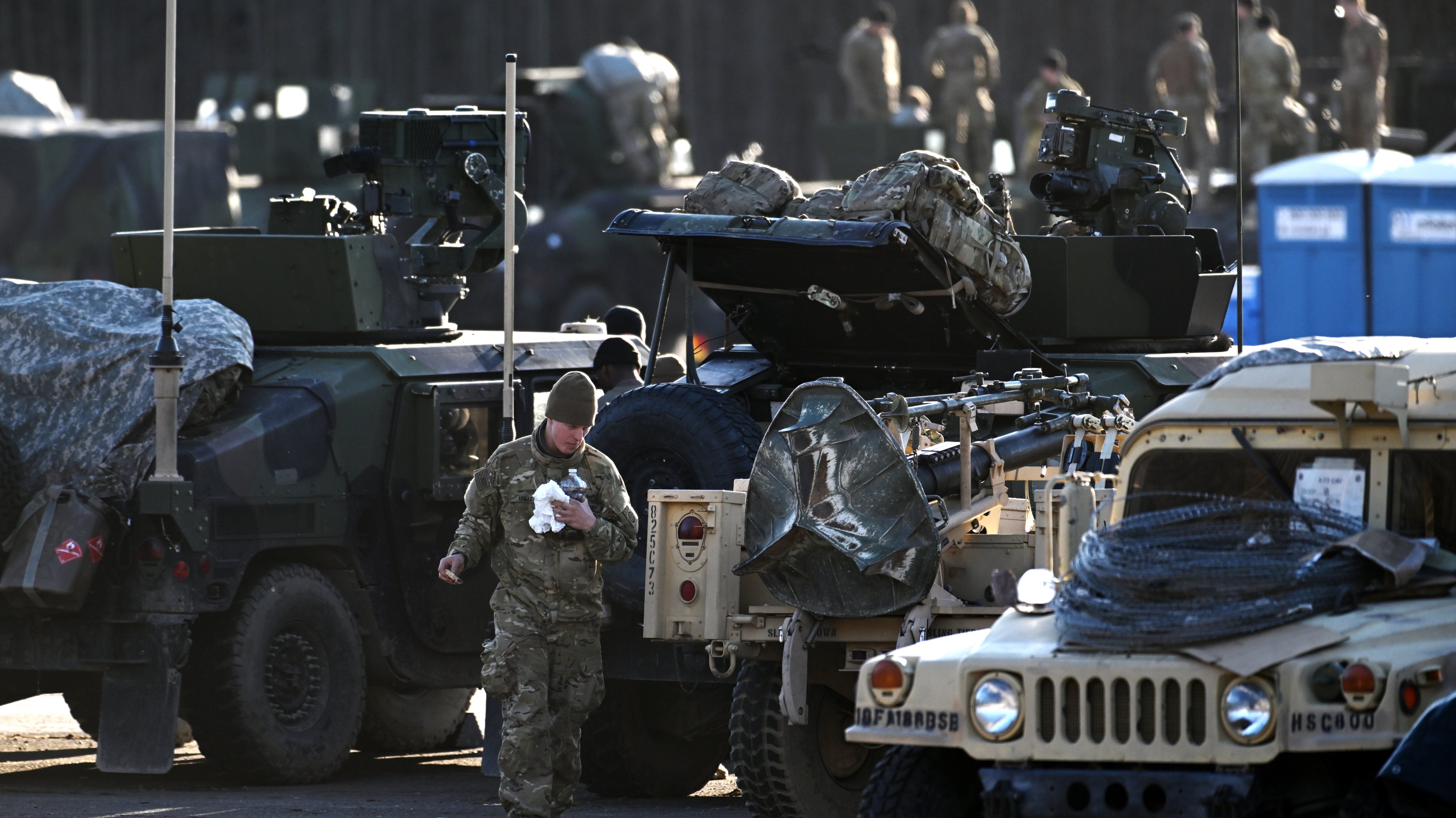 Soldados norte-americanos da 82.º Divisão de Paraquedistas junto da base do Aeroporto de Alamow, na Polónia, preparam-se para receber refugiados da Ucrânia