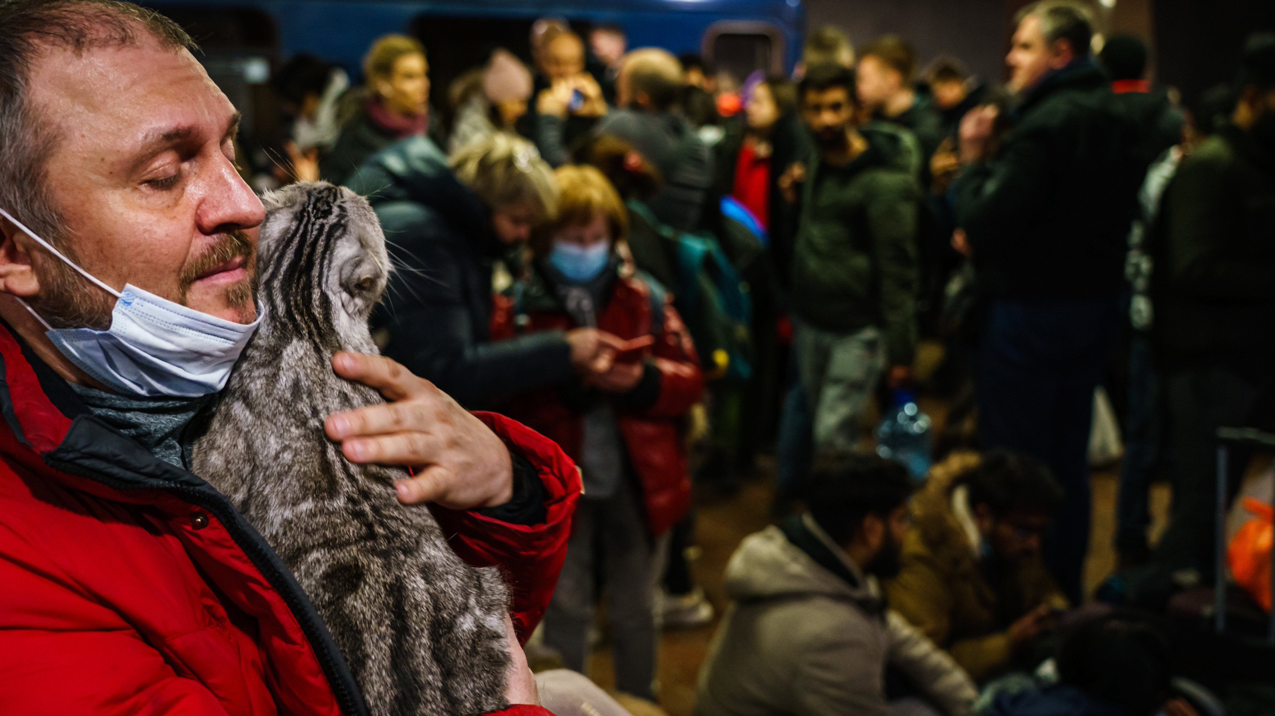 Habitantes da Ucrânia refugiam-se dos bombardeamentos russos nas estações de metro de Kharkiv