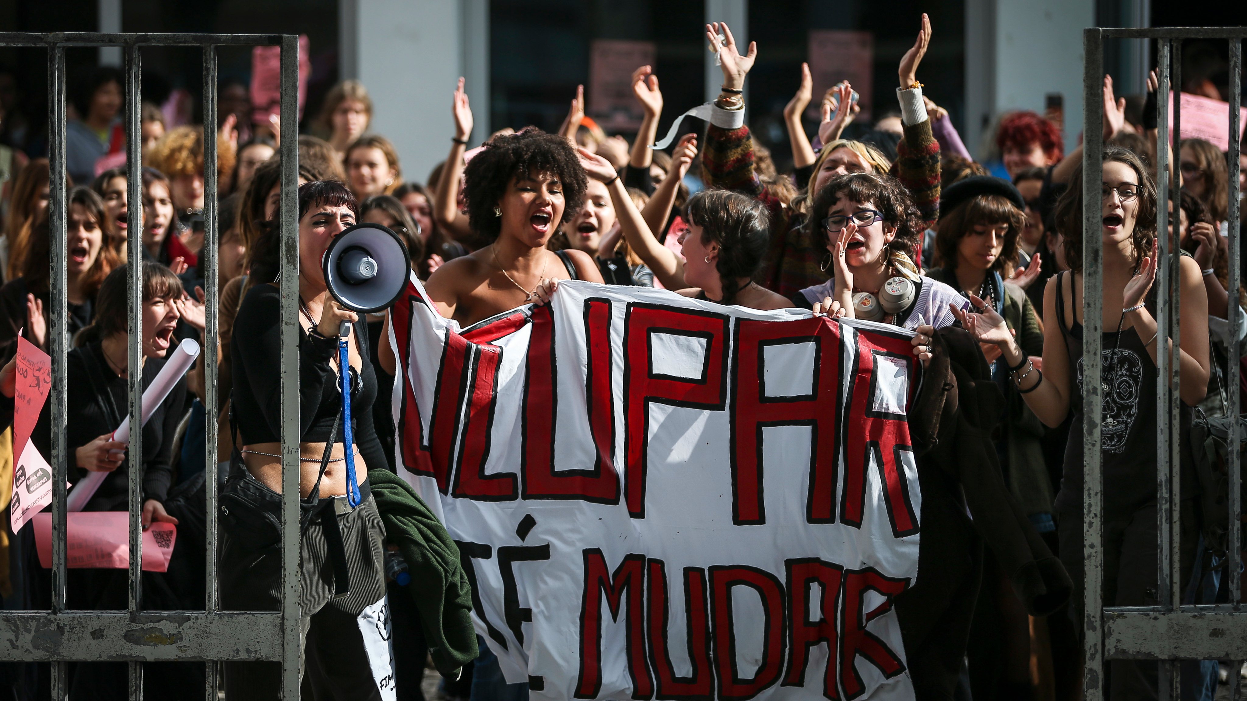 Na segunda semana de novembro, seis escolas secundárias e faculdades em Lisboa foram ocupadas por grupos de estudantes que protestavam pelo fim da exploração dos combustíveis fósseis